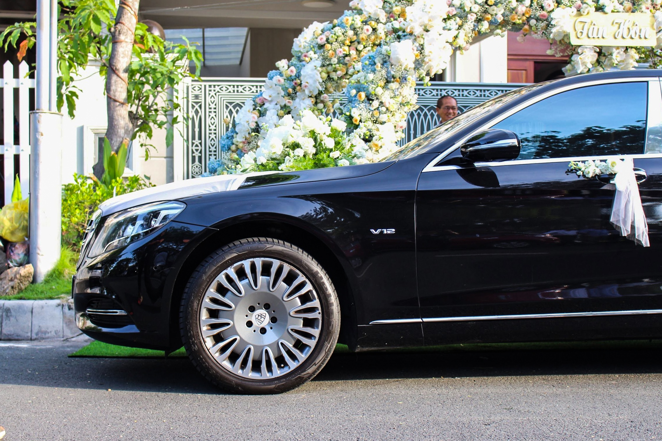 Can canh dan xe sieu sang trong le cuoi Bao Thy anh 5