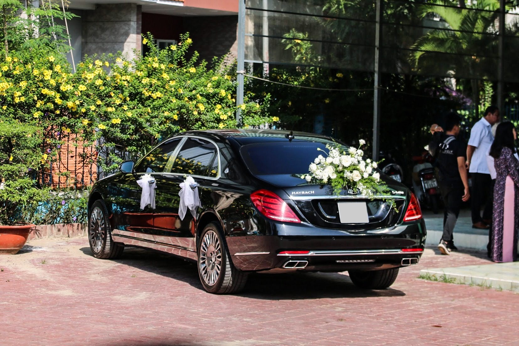 Can canh dan xe sieu sang trong le cuoi Bao Thy anh 7