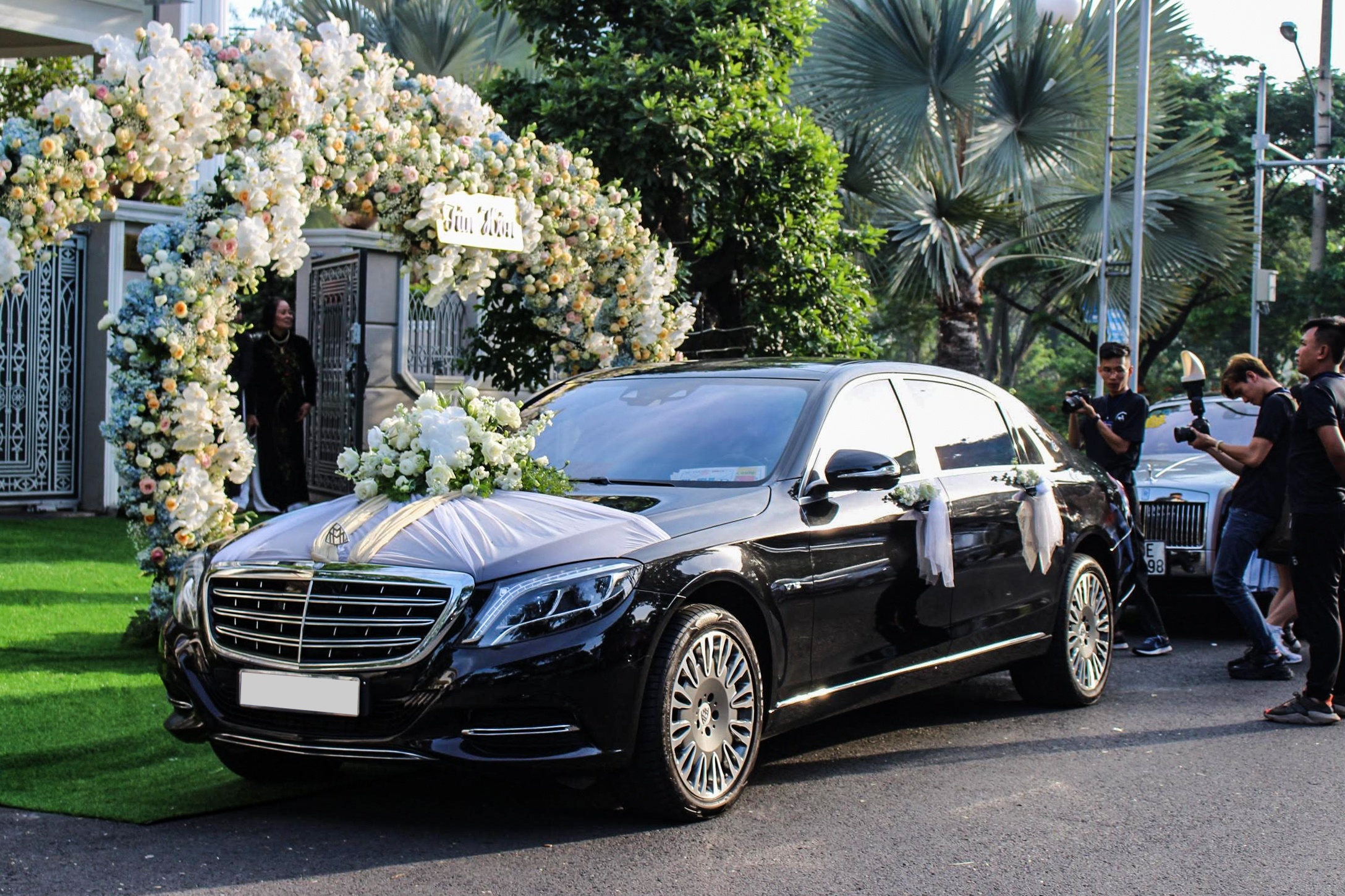 Can canh dan xe sieu sang trong le cuoi Bao Thy anh 2