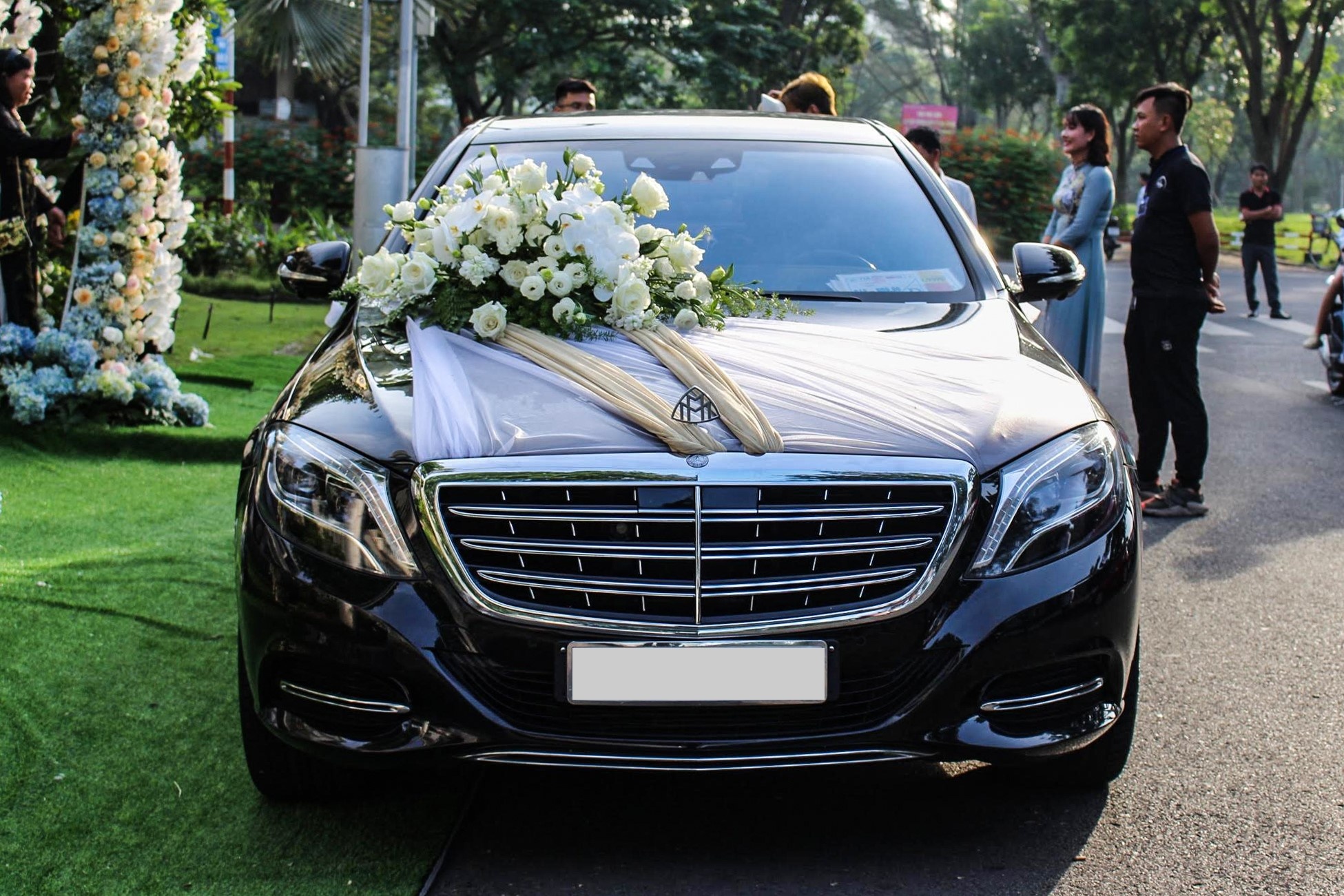 Can canh dan xe sieu sang trong le cuoi Bao Thy anh 4