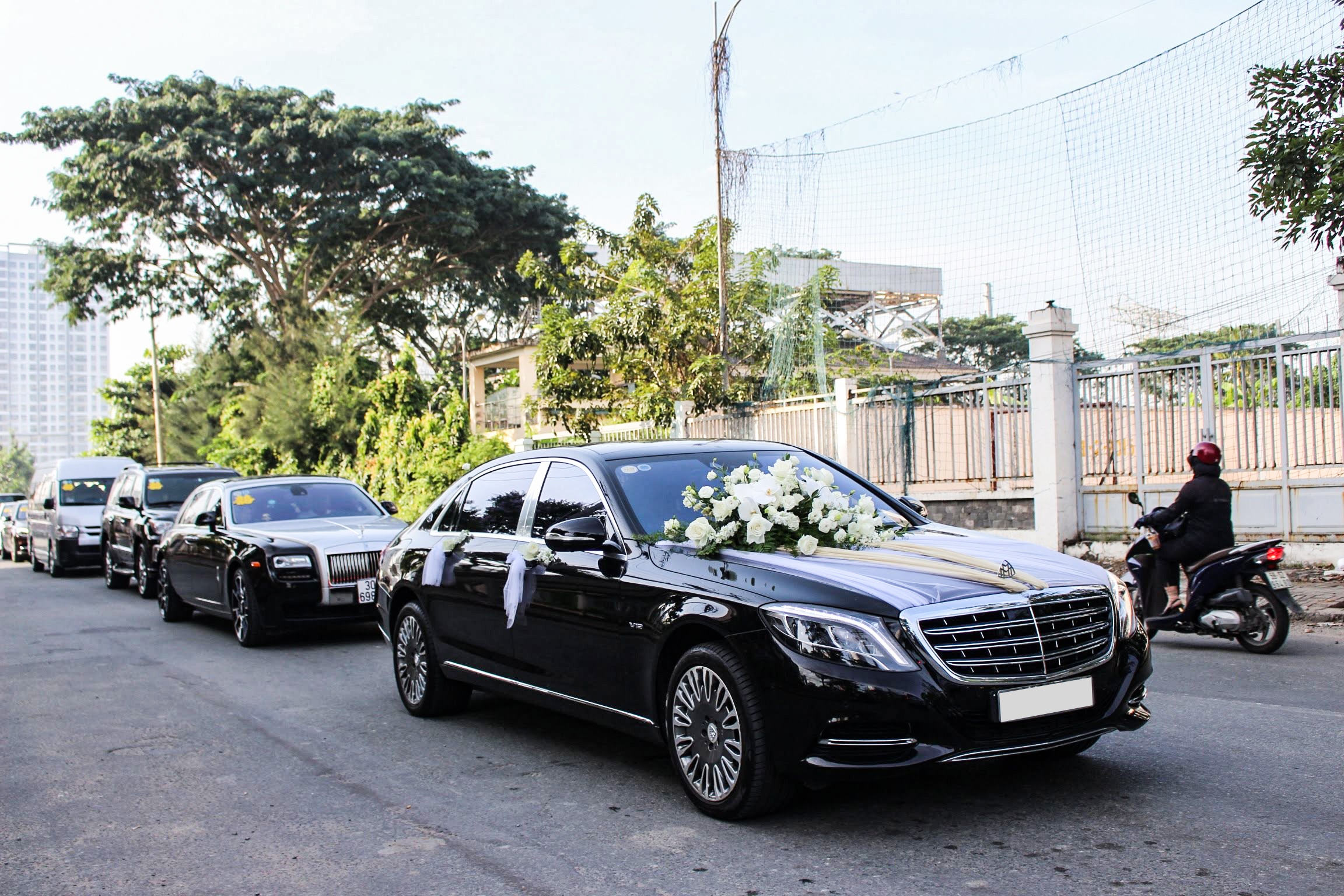 Can canh dan xe sieu sang trong le cuoi Bao Thy anh 1