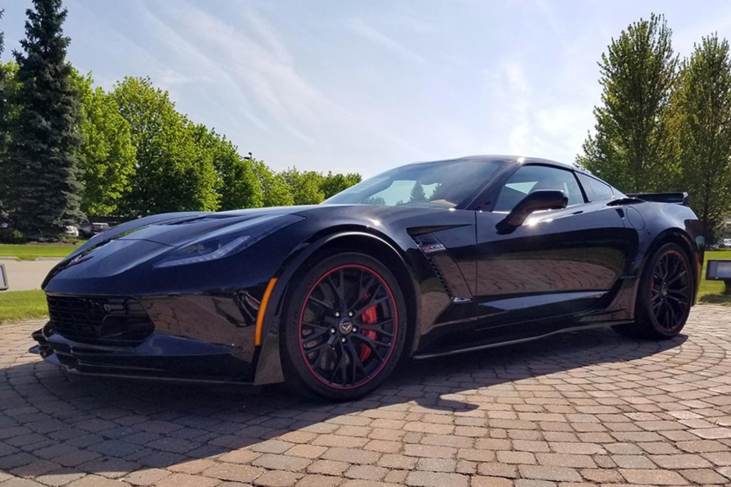 2,7 trieu USD la muc gia cho chiec Chevrolet Corvette C7 cuoi cung hinh anh