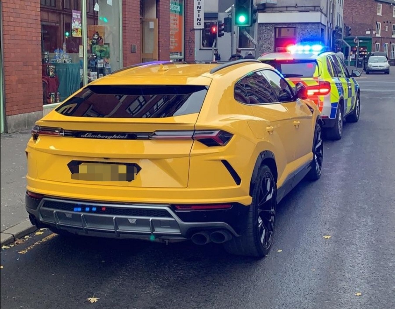 Dua xe Lamborghini Urus anh 1
