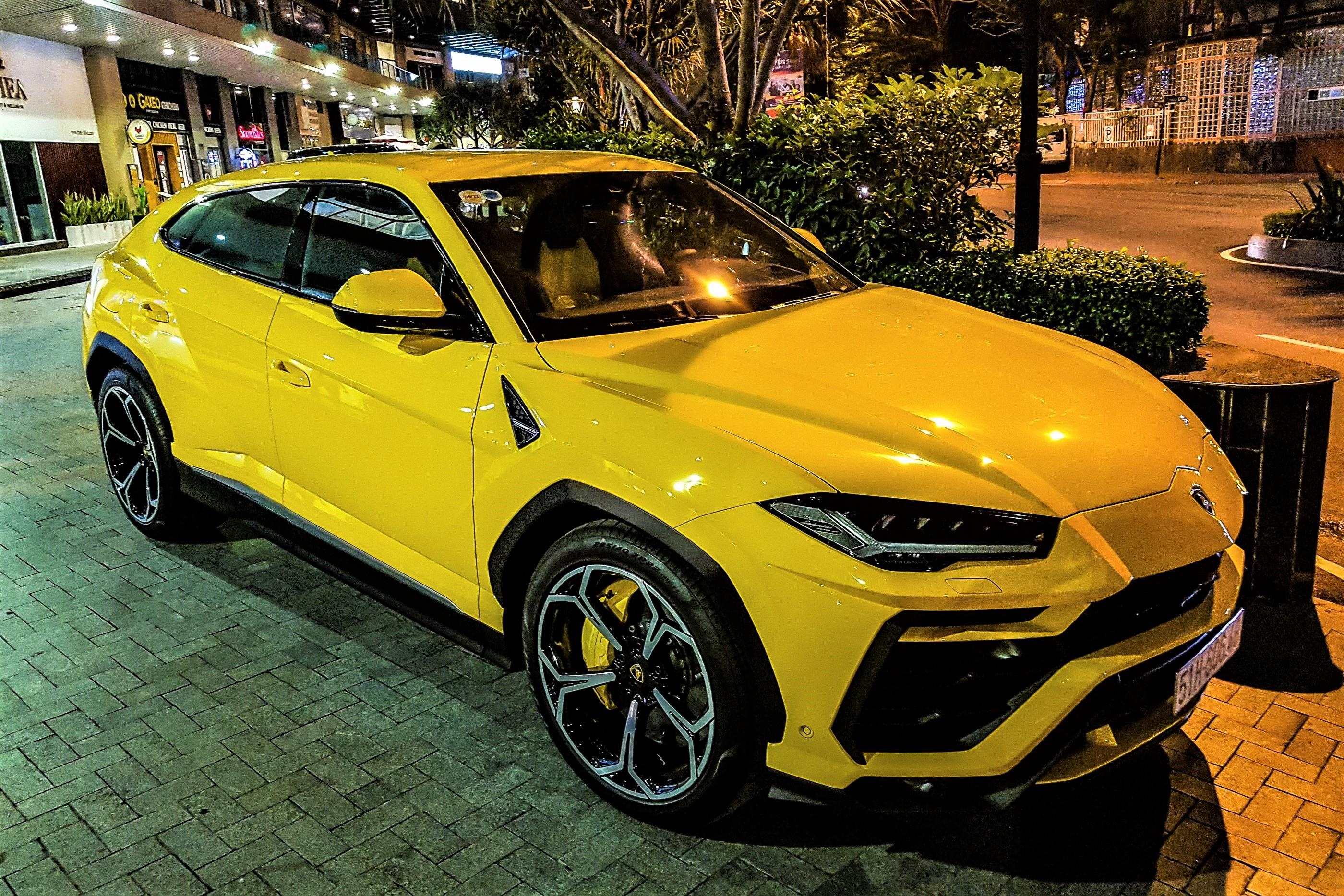 Lamborghini Urus mau vang dac trung xuat hien tren pho TP.HCM hinh anh