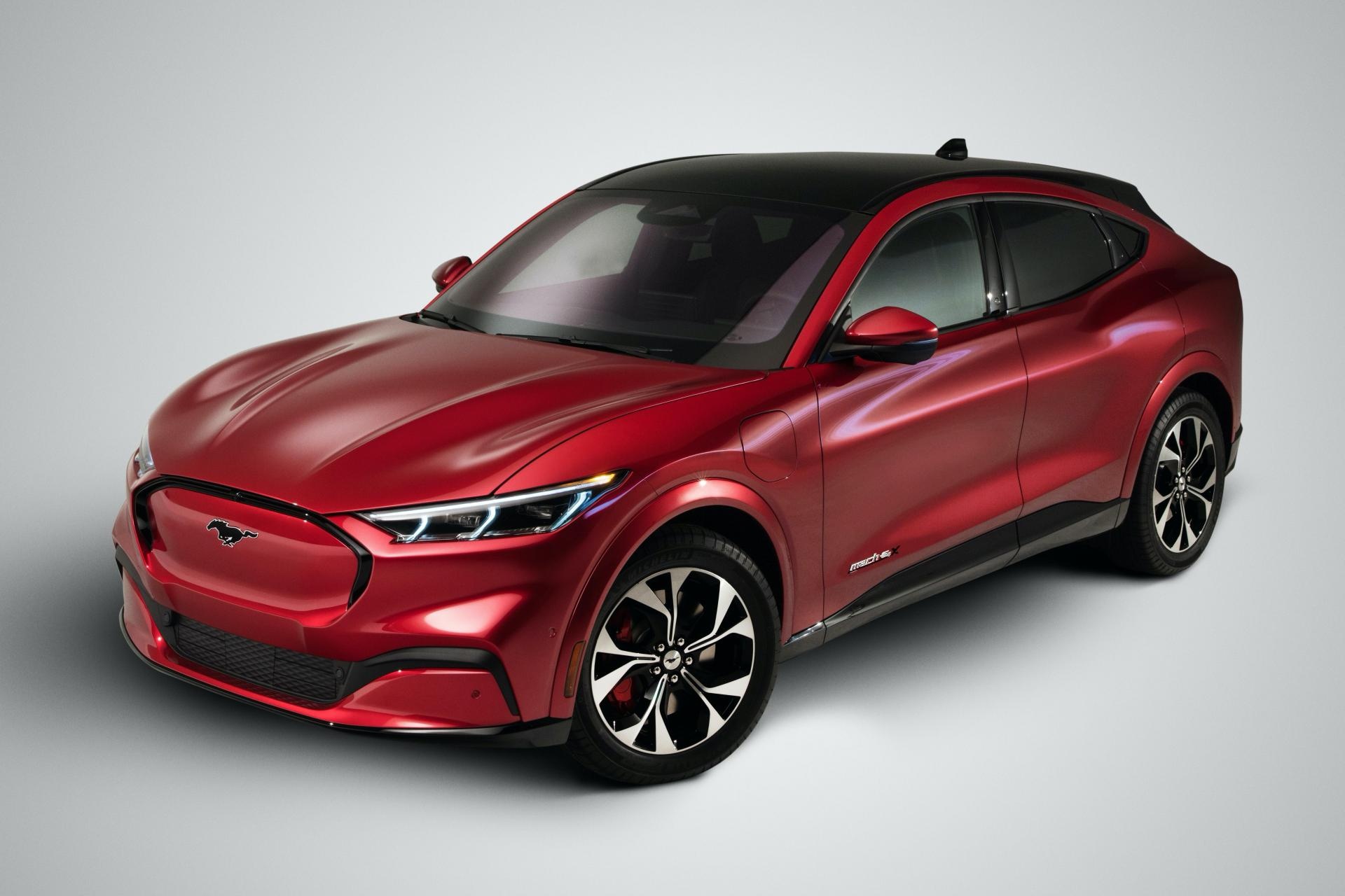 Ford Mustang Mach-E van chay hang anh 1