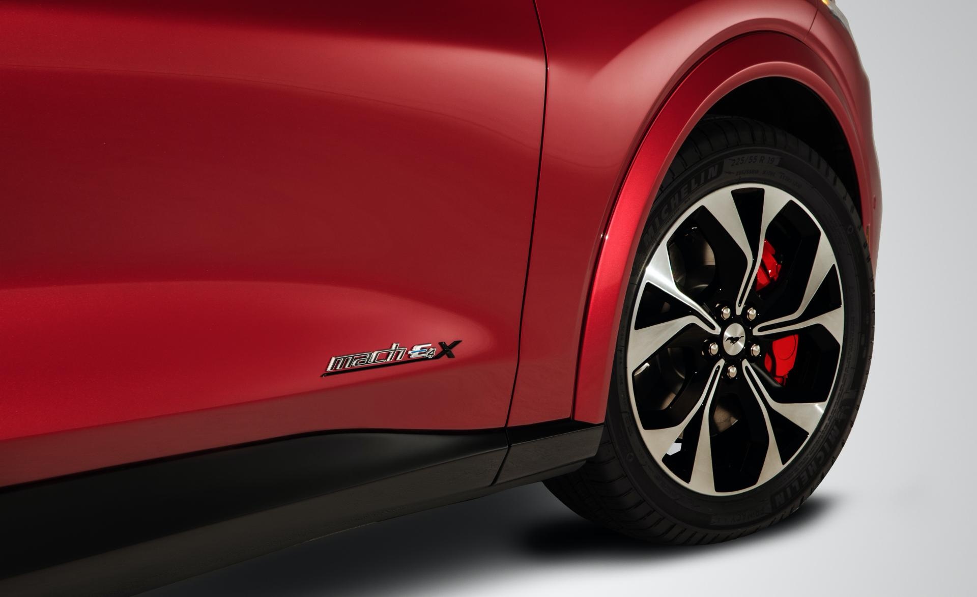 Ford Mustang Mach-E van chay hang anh 4