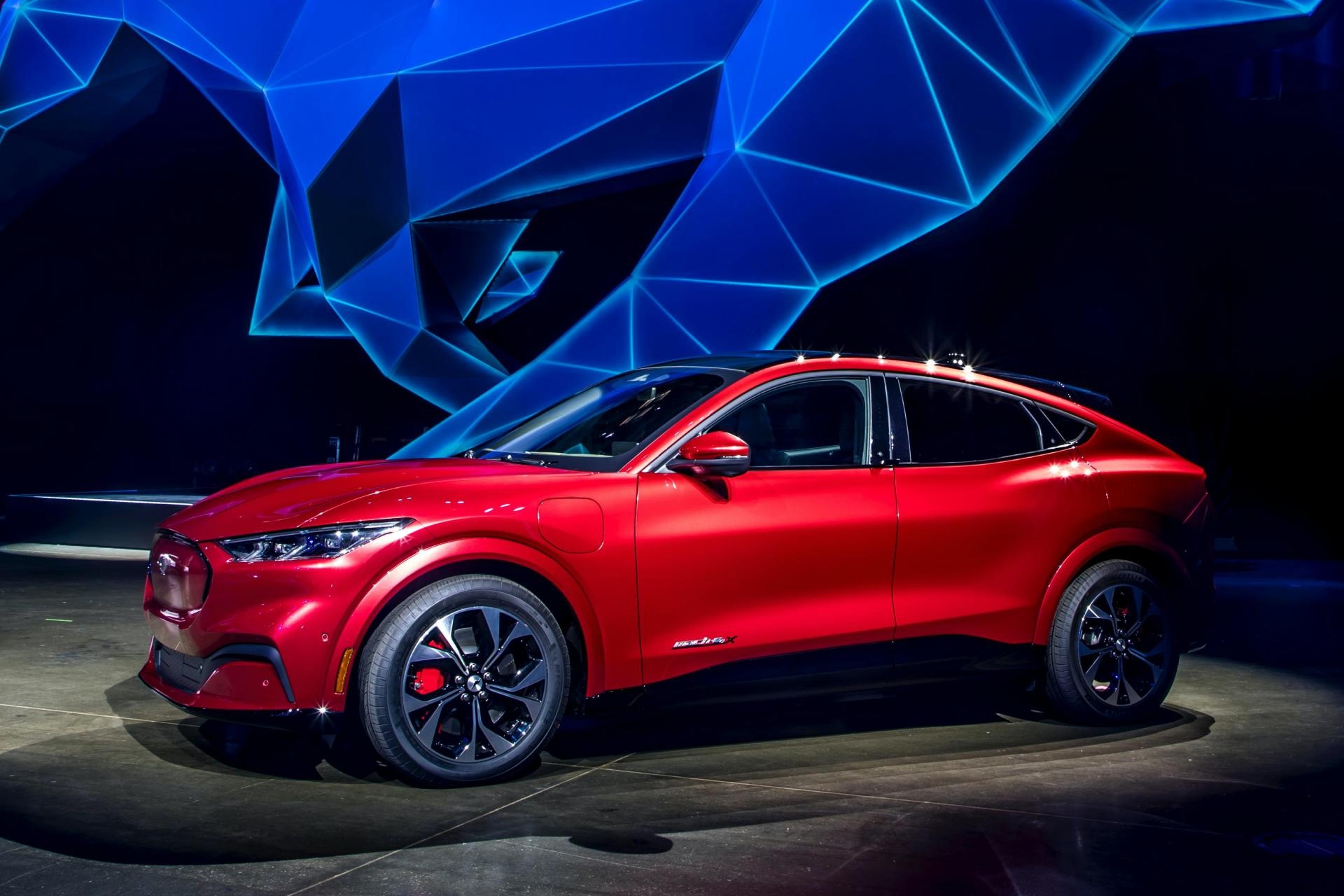 Ford Mustang Mach-E van chay hang anh 8