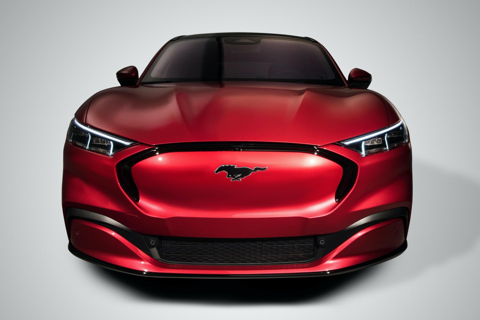 Ford Mustang Mach-E van chay hang anh 2