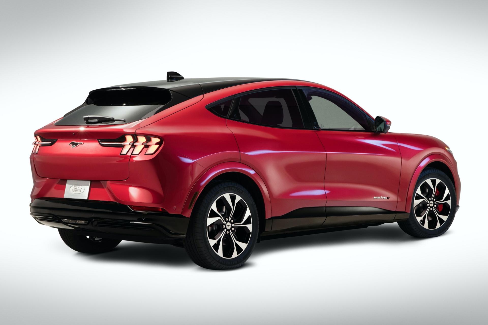 Ford Mustang Mach-E van chay hang anh 3