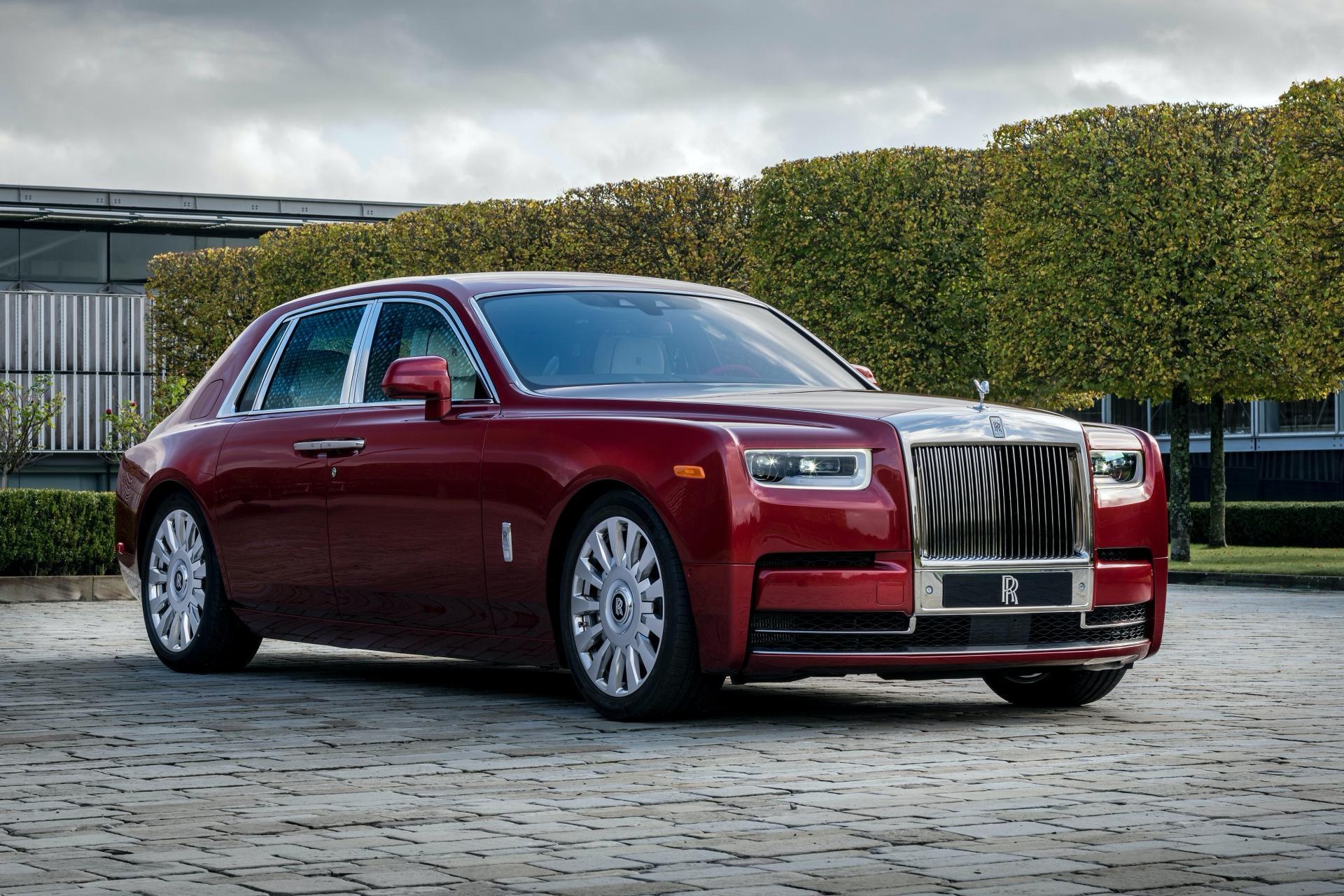 Rolls-Royce Phantom mau do doc nhat dau gia giup do benh nhan AIDS hinh anh