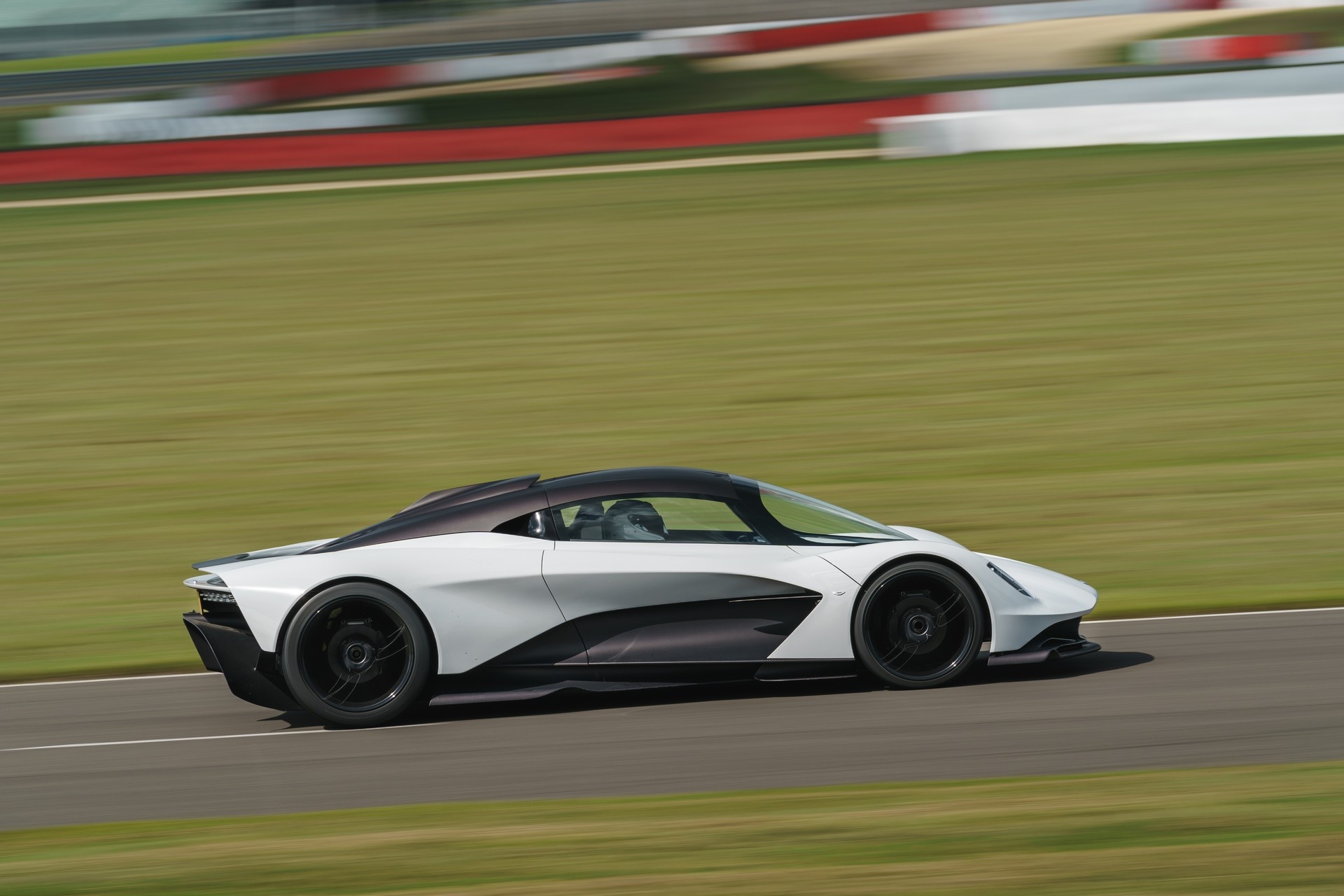 Hang loat mau xe xuat hien trong James Bond anh 8