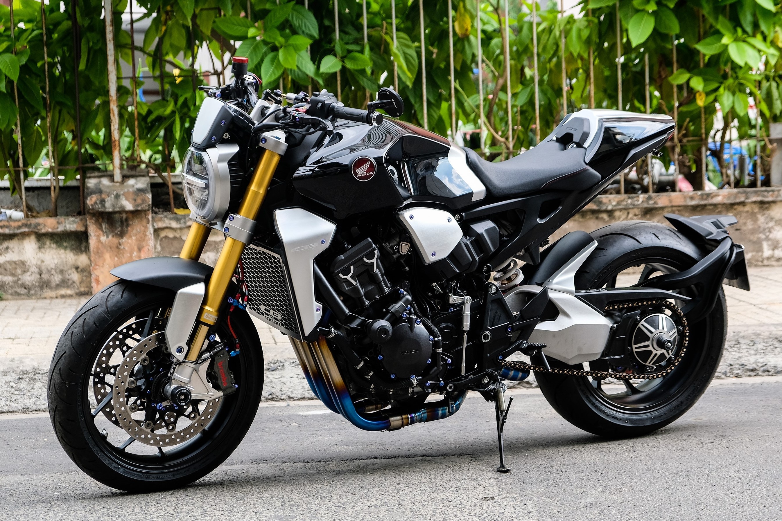 Honda CB1000R Plus voi goi do 200 trieu dong cua biker TP.HCM hinh anh