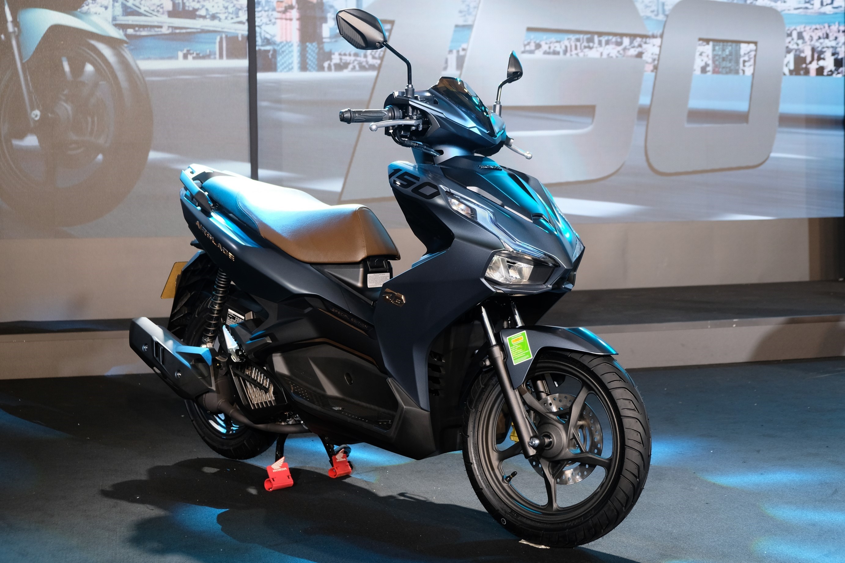 So sanh Honda Air Blade 150 va Yamaha NVX 155 anh 1