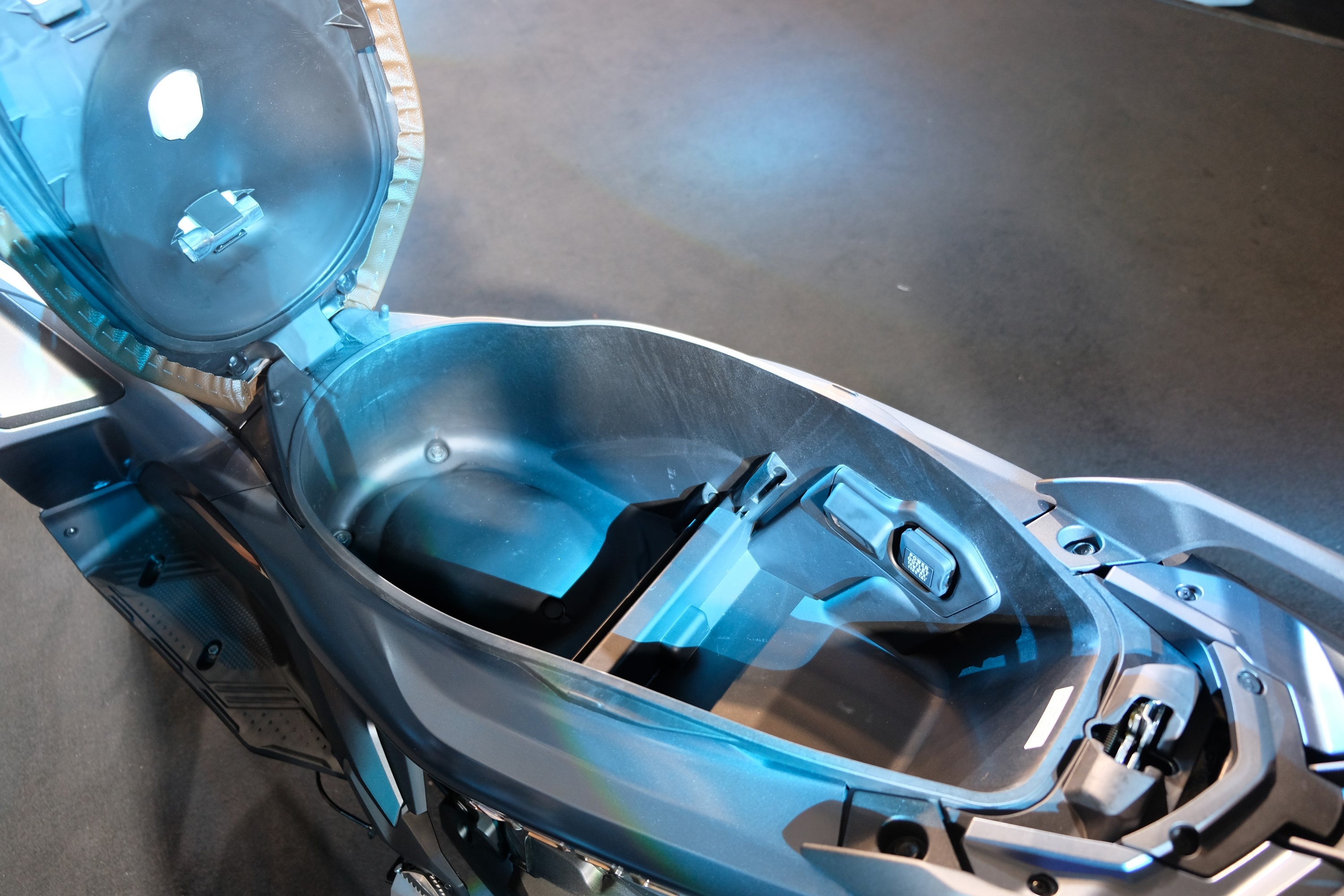 So sanh Honda Air Blade 150 va Yamaha NVX 155 anh 13