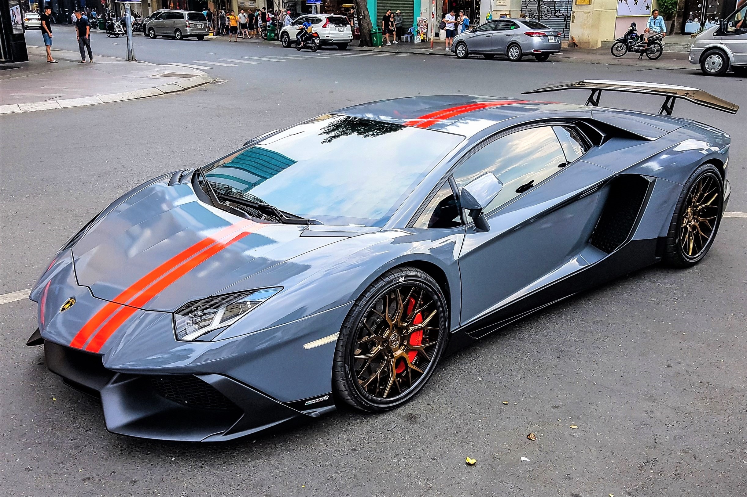 Lamborghini Aventador do phien ban 50 nam lot xac voi ngoai hinh moi hinh anh