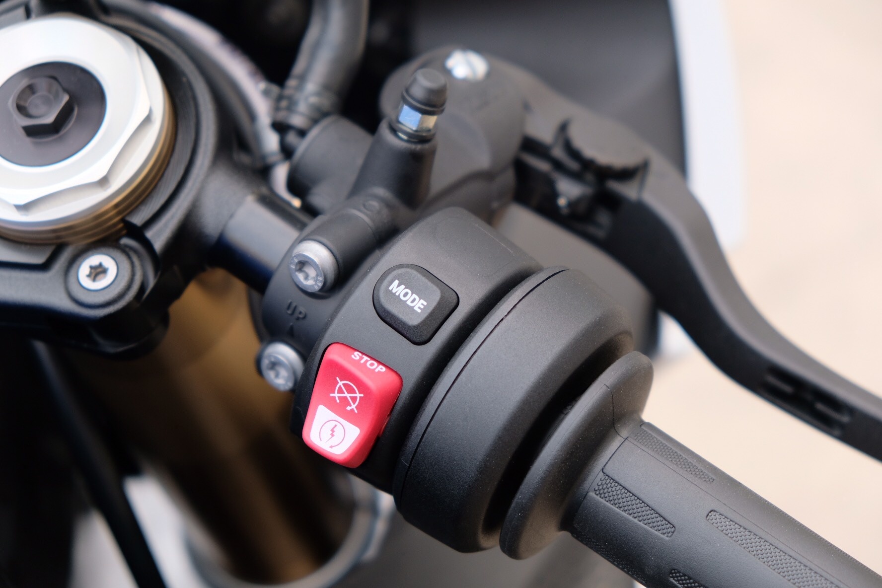 Can canh BMW S 1000 RR 2019 anh 15