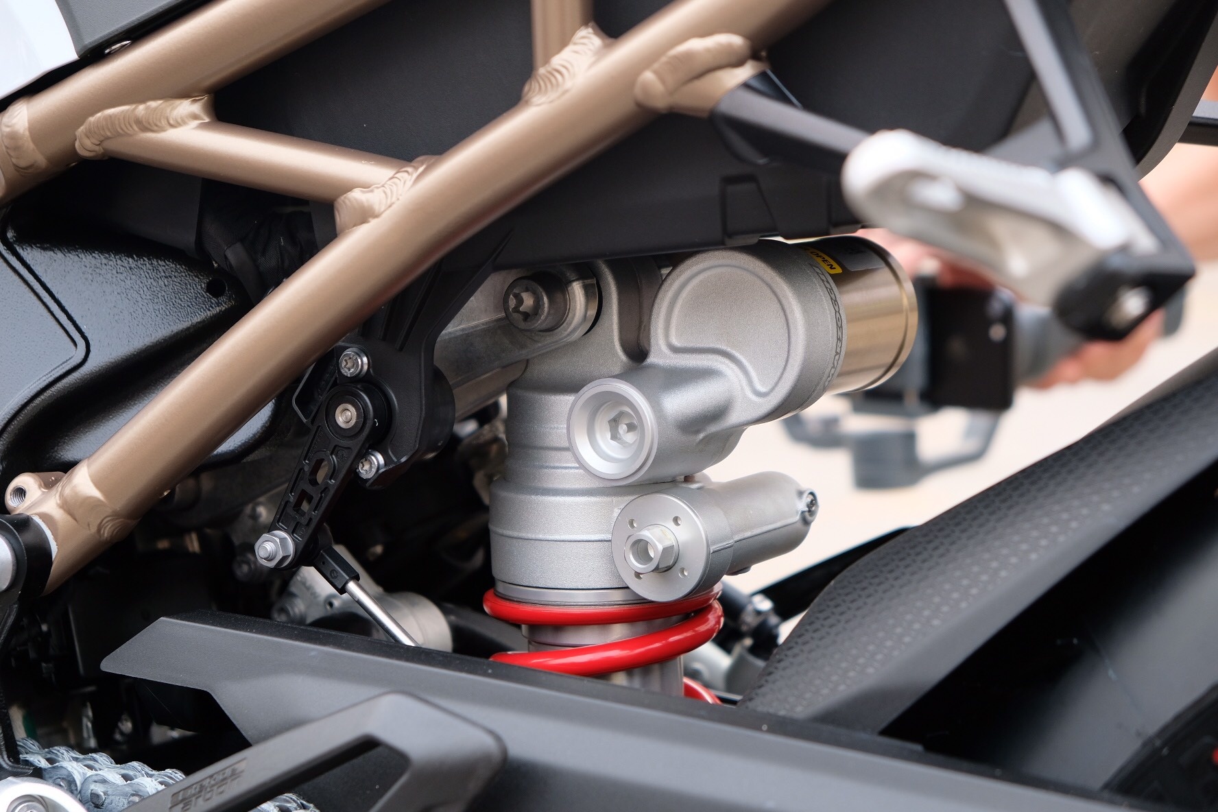 Can canh BMW S 1000 RR 2019 anh 10