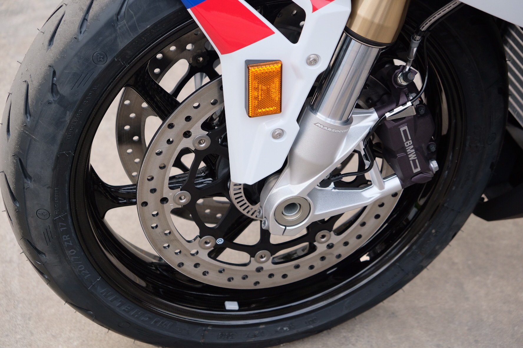 Can canh BMW S 1000 RR 2019 anh 8