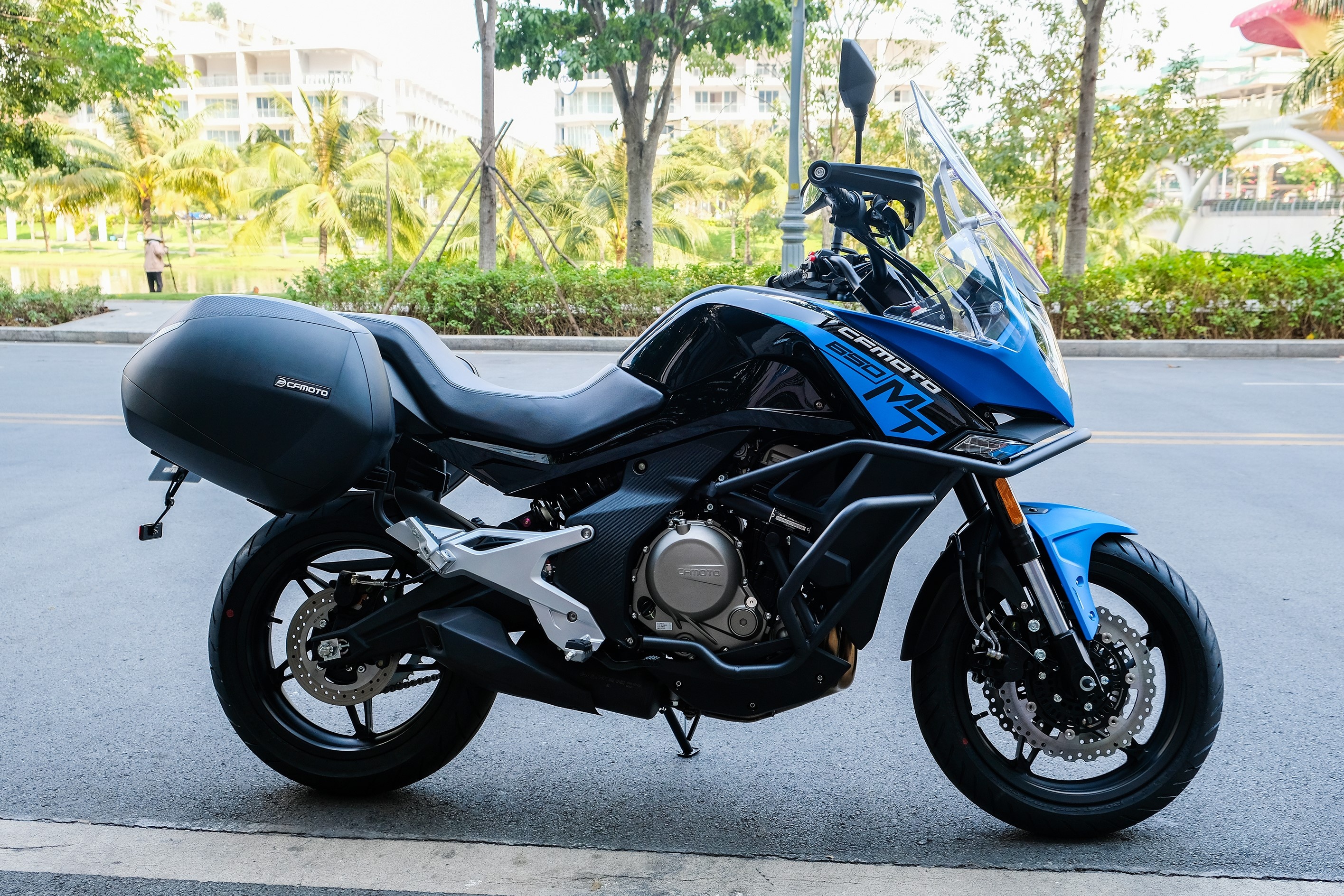 Can canh CFMoto 650MT anh 3