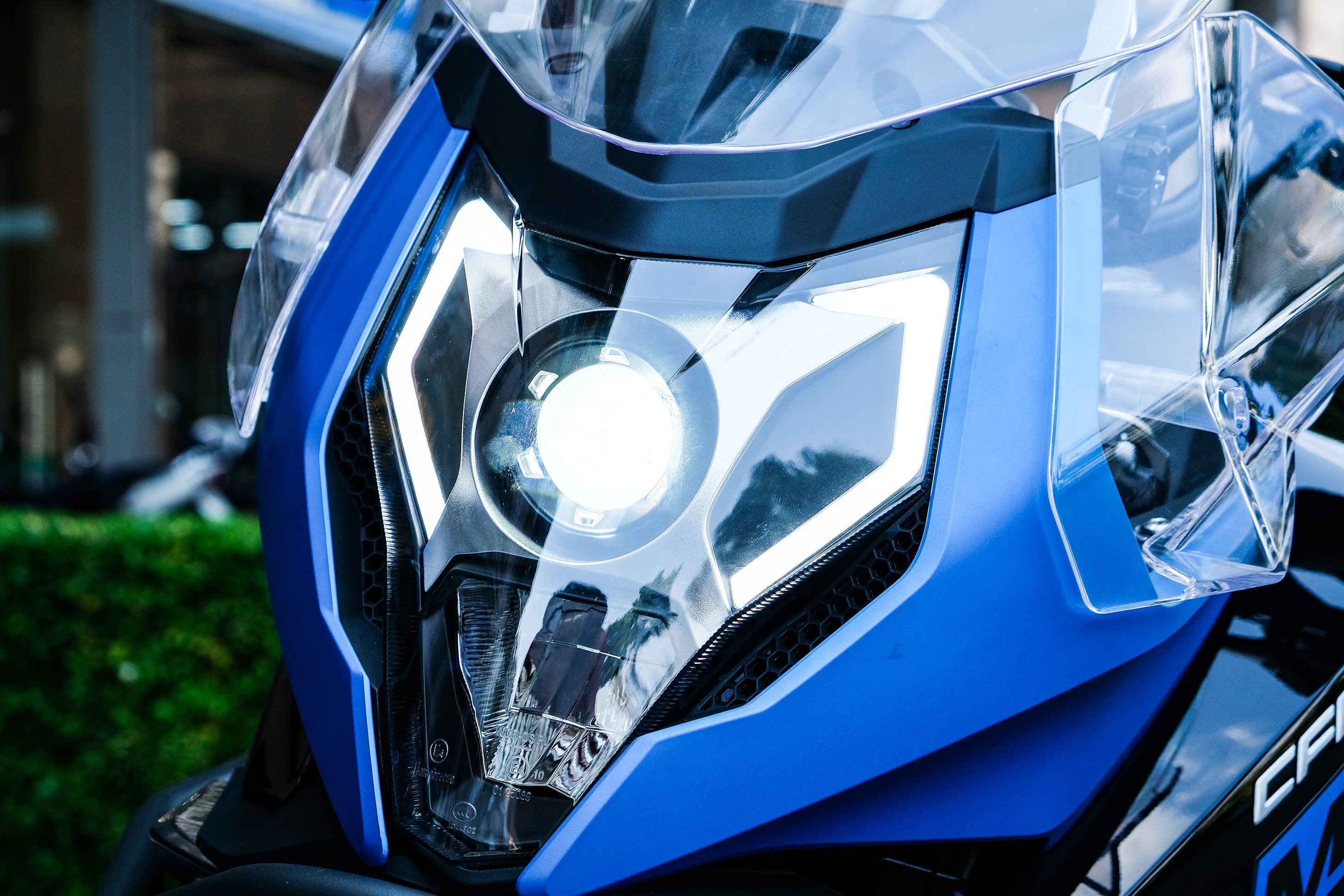 Can canh CFMoto 650MT anh 4