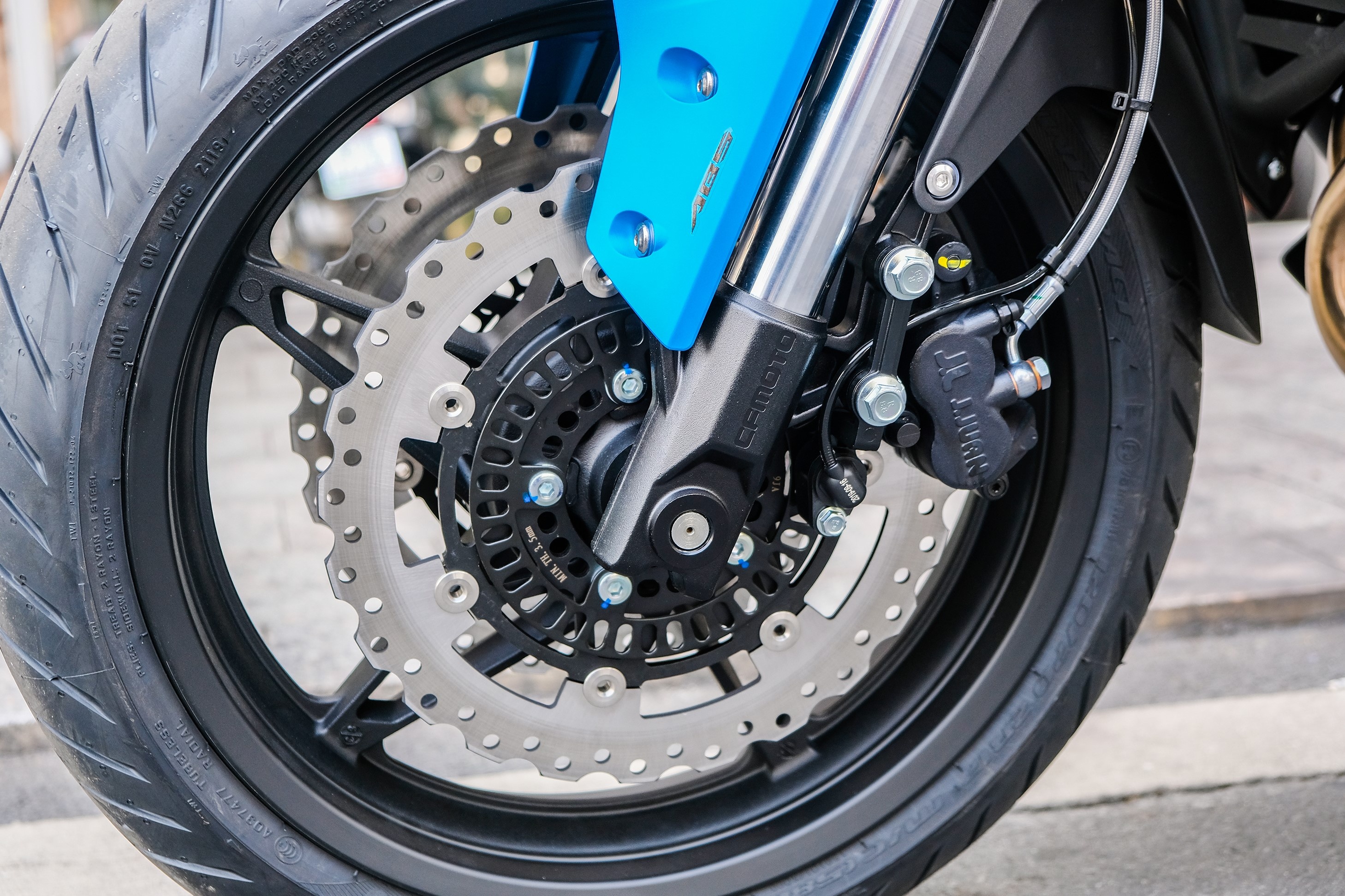 Can canh CFMoto 650MT anh 5