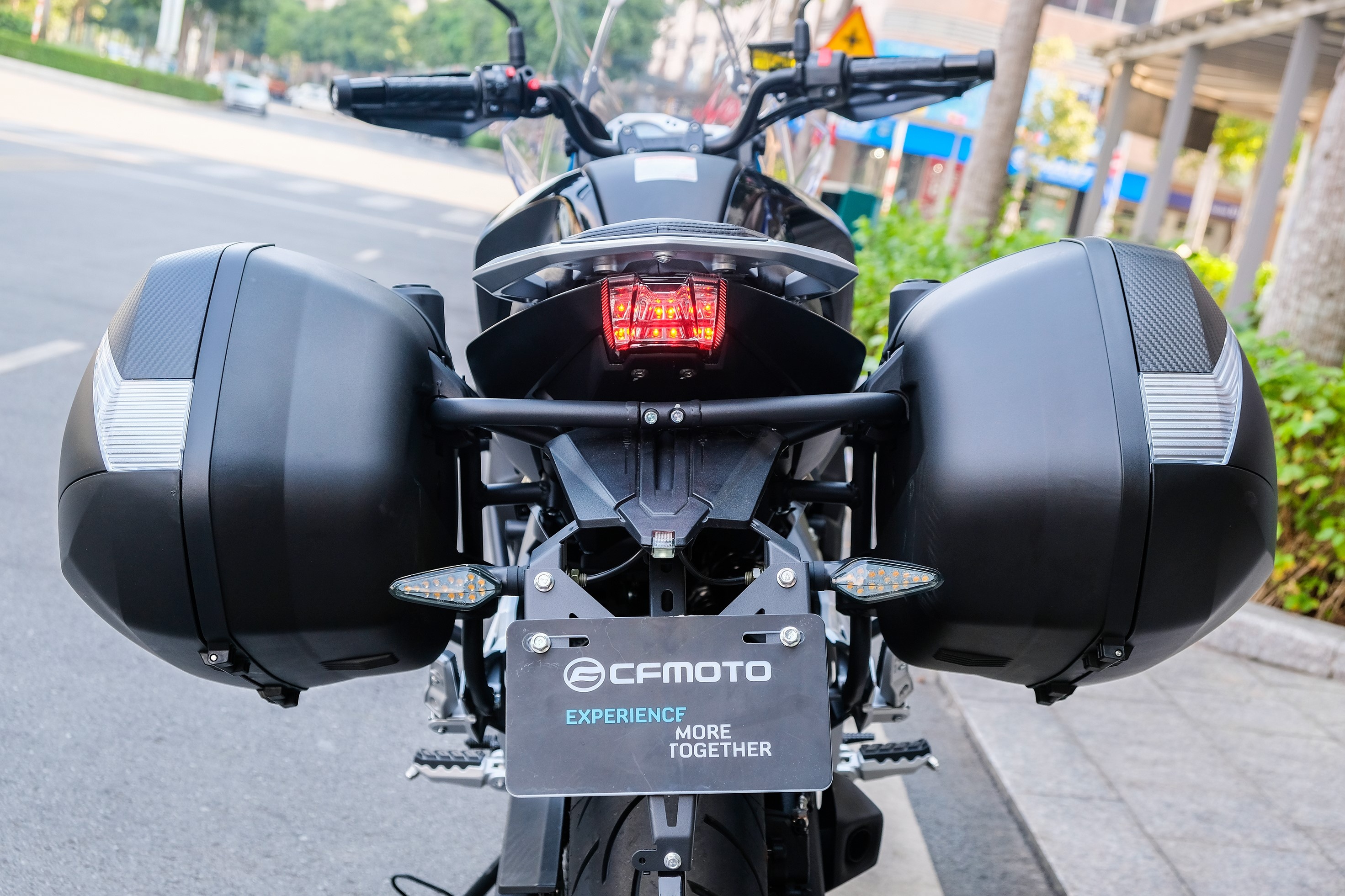 Can canh CFMoto 650MT anh 9