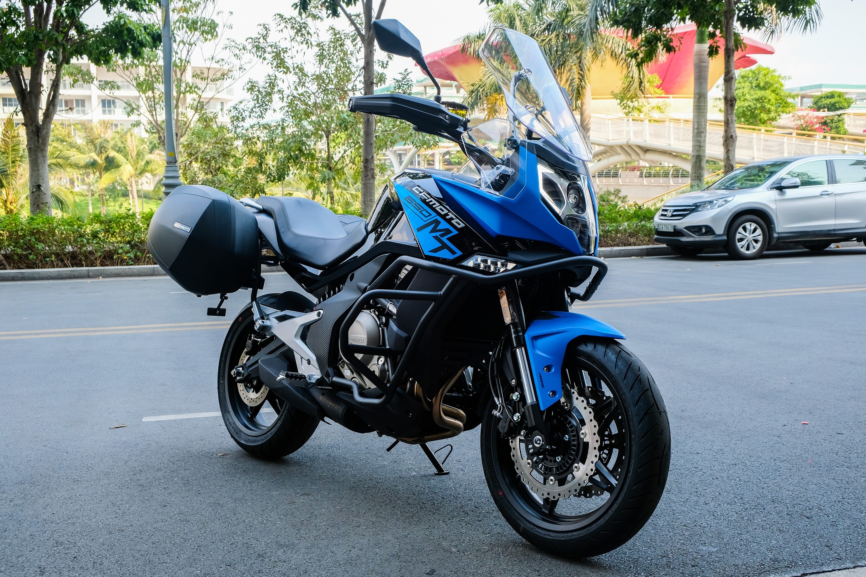 Can canh CFMoto 650MT anh 1