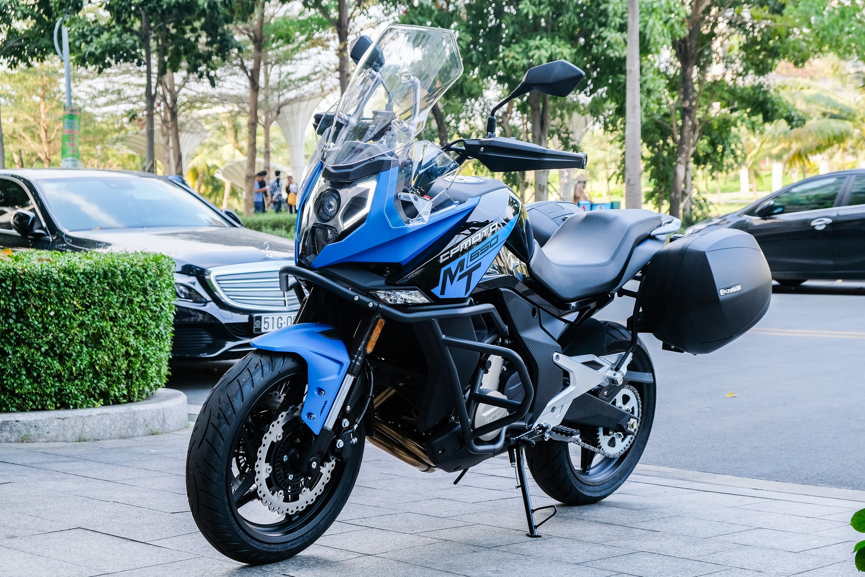 Can canh CFMoto 650MT anh 2