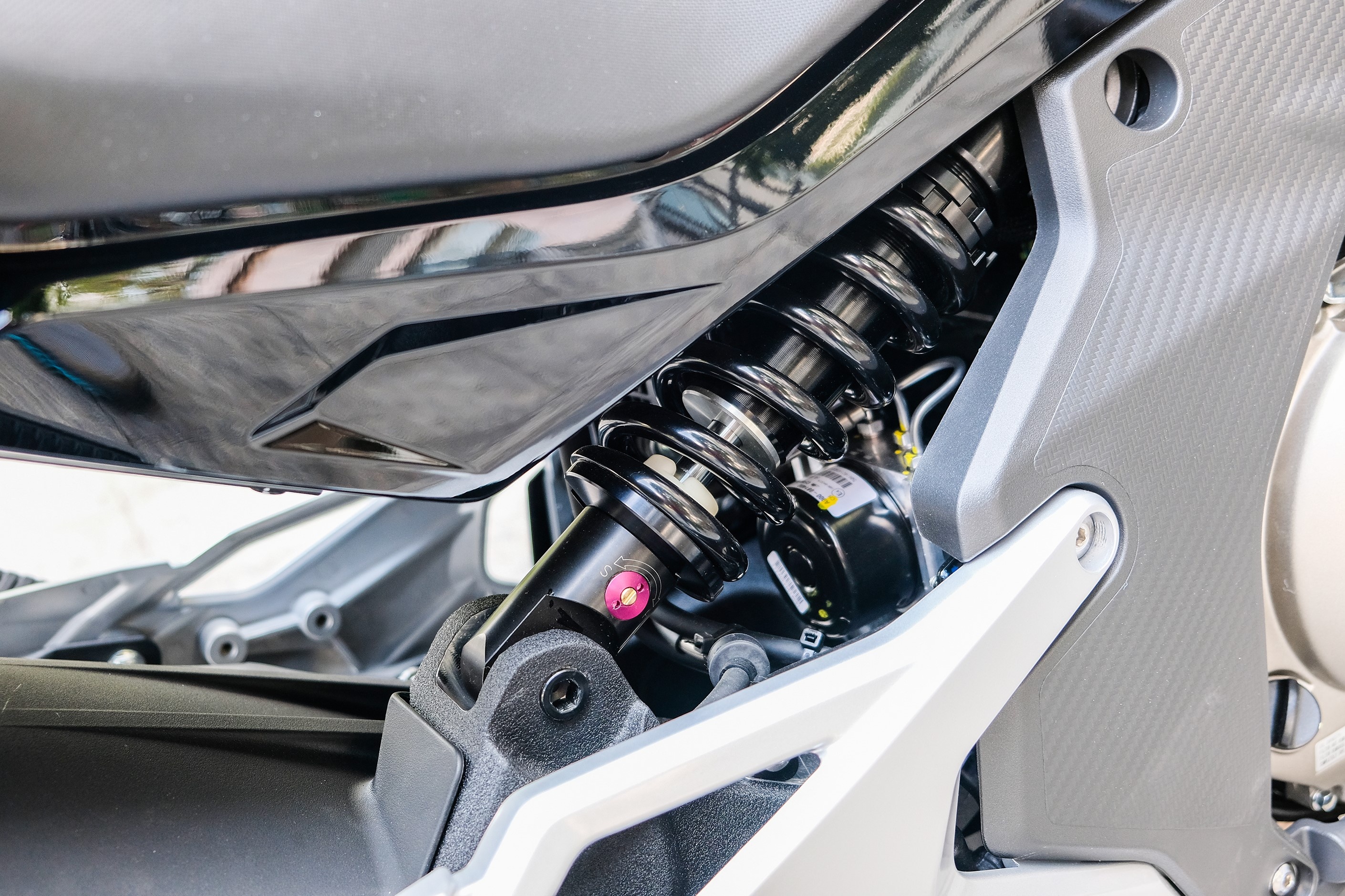 Can canh CFMoto 650MT anh 10