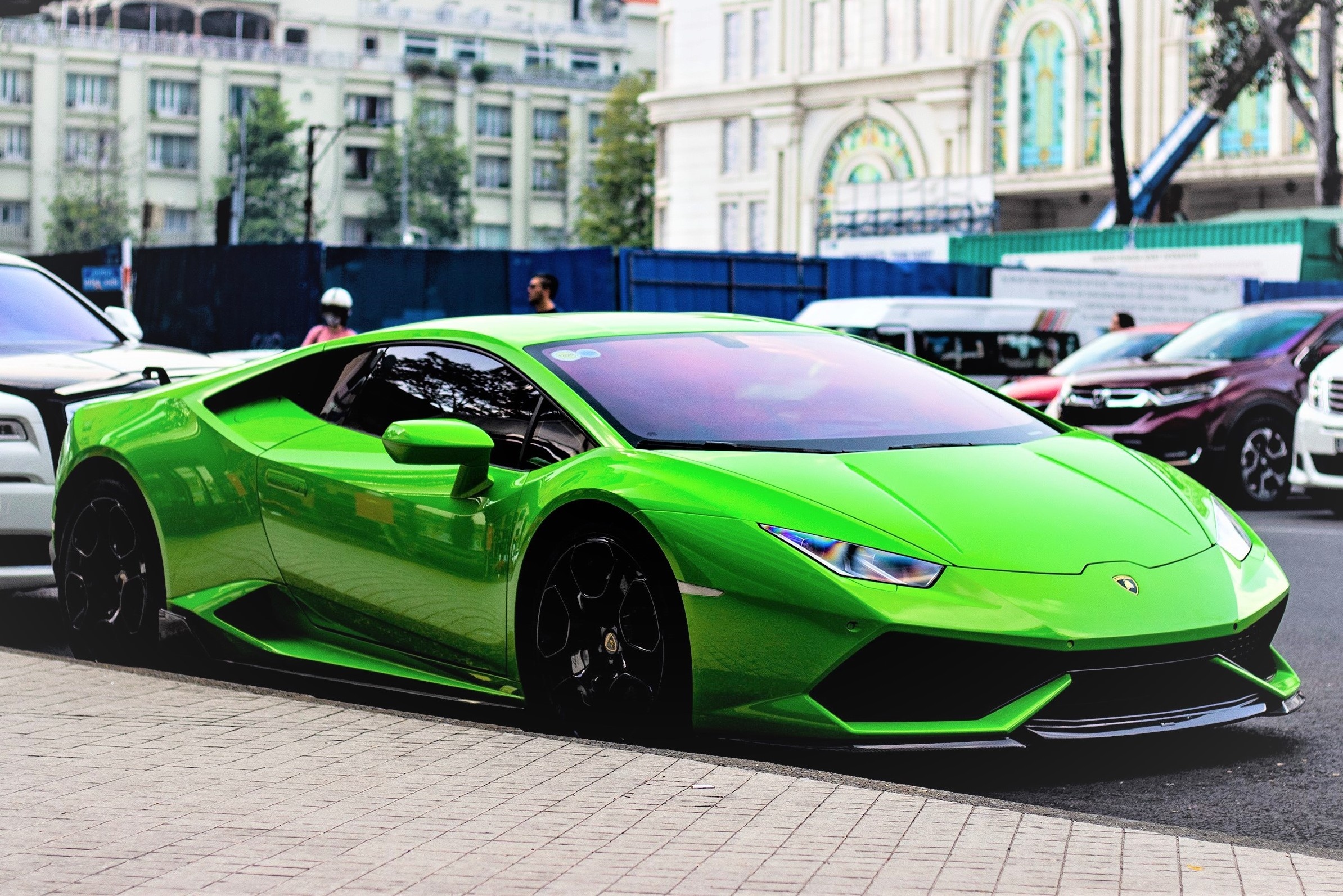 Lamborghini Huracan xanh com - nhung sieu xe noi bat tren duong pho hinh anh