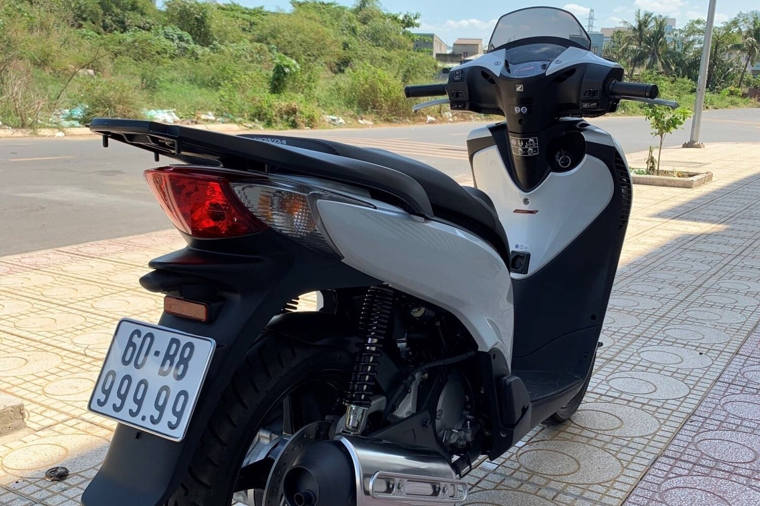 Honda SH bien khung, rao gia tien ty tai Viet Nam hinh anh