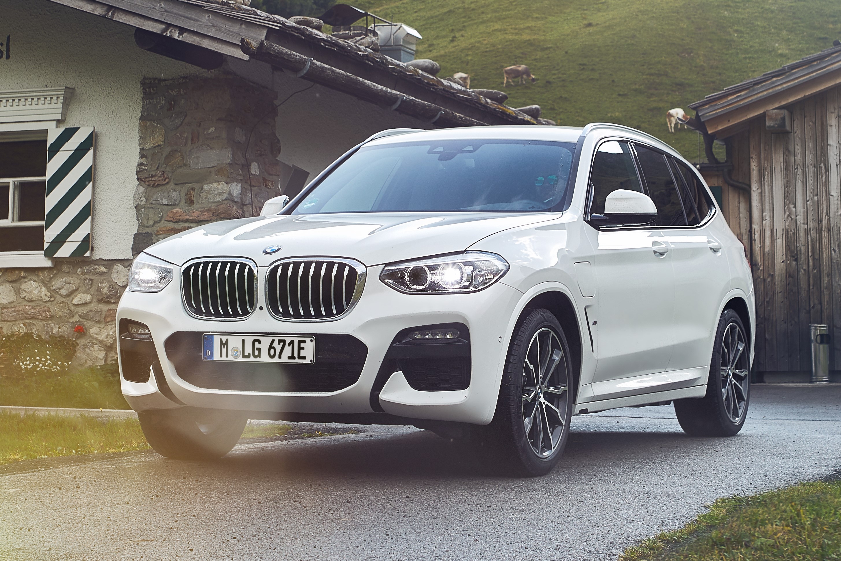 BMW X3 phien ban hybrid co gia gan 50.000 USD hinh anh