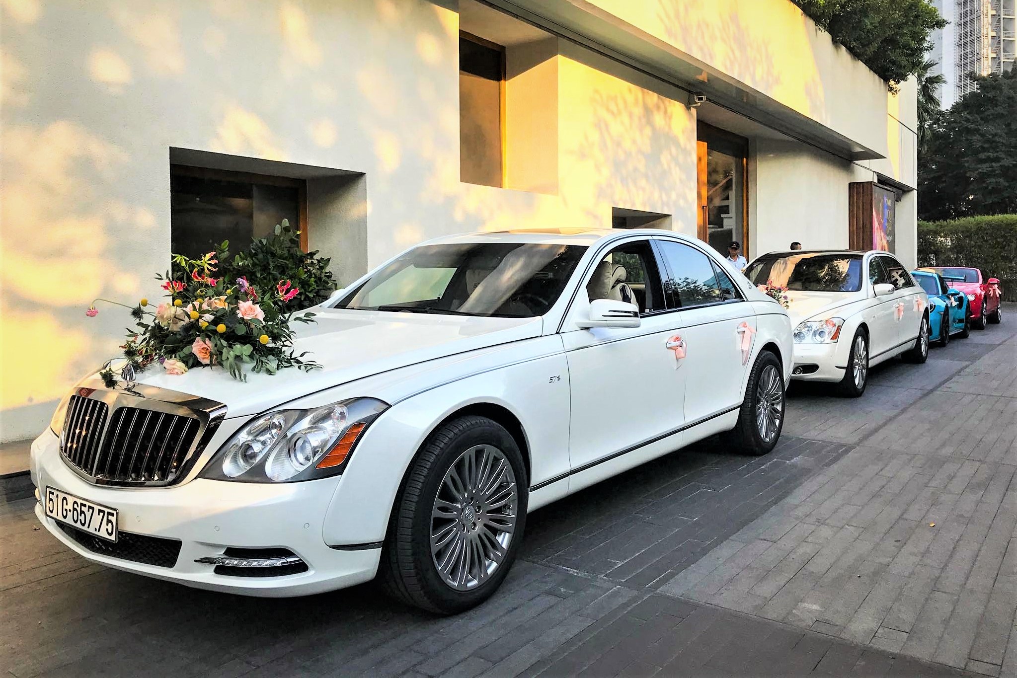 Dan xe sieu sang vang bong mot thoi xuat hien tai le cuoi o TP.HCM hinh anh