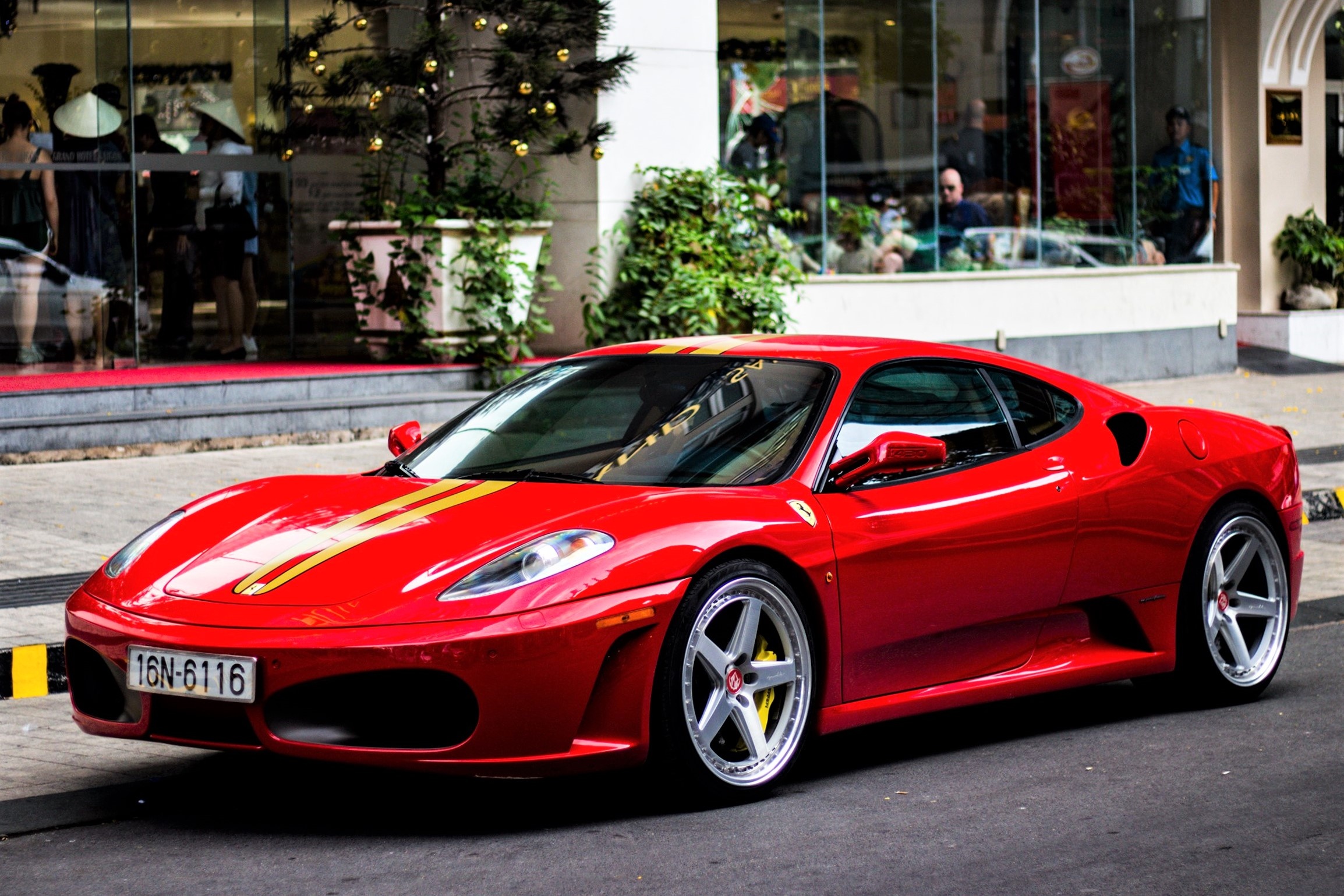 Huyen thoai Ferrari F430 tren pho TP.HCM voi phong cach 430 Scuderia hinh anh