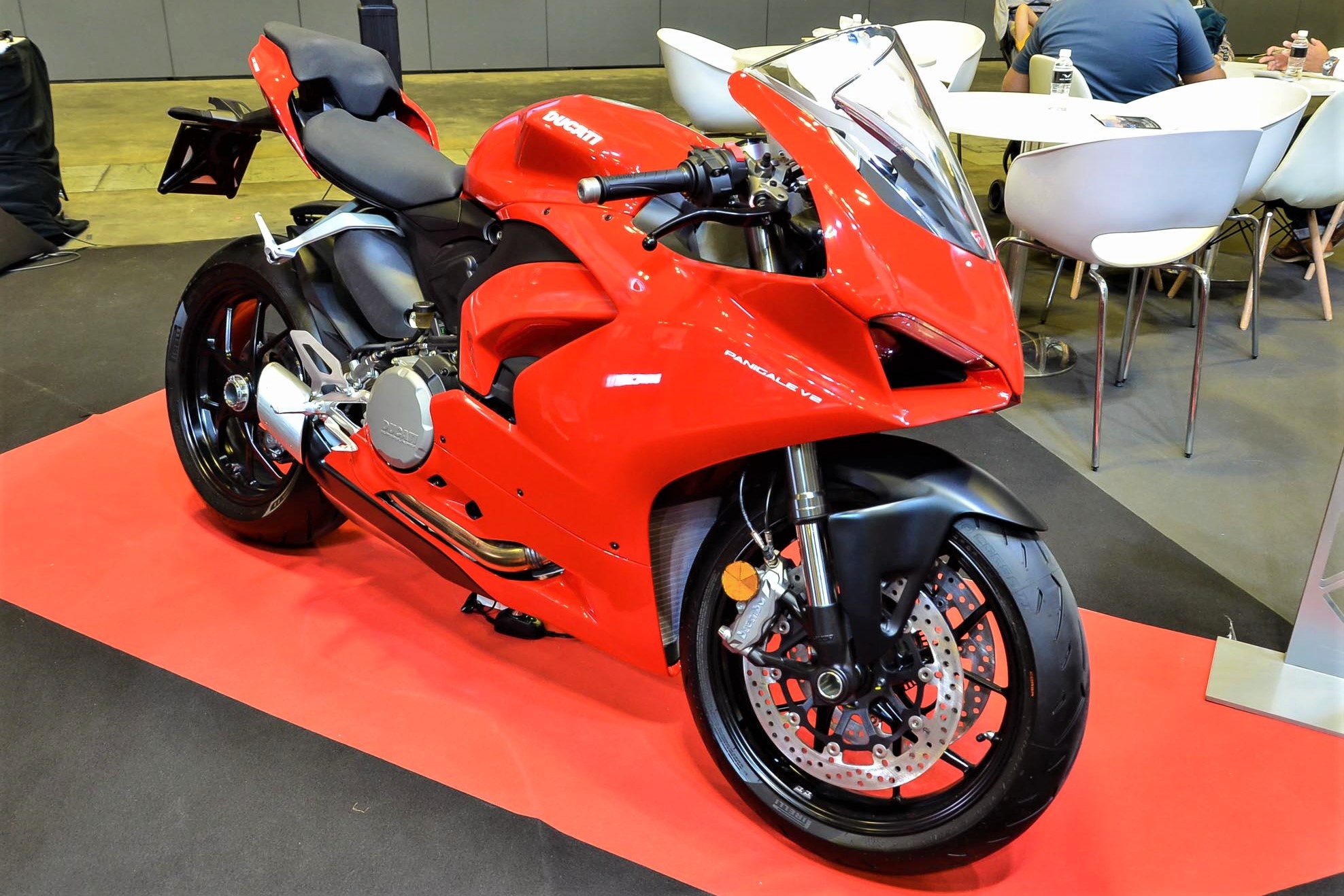 Kham pha sportbike Ducati Panigale V2 - rat giong Panigale V4 hinh anh