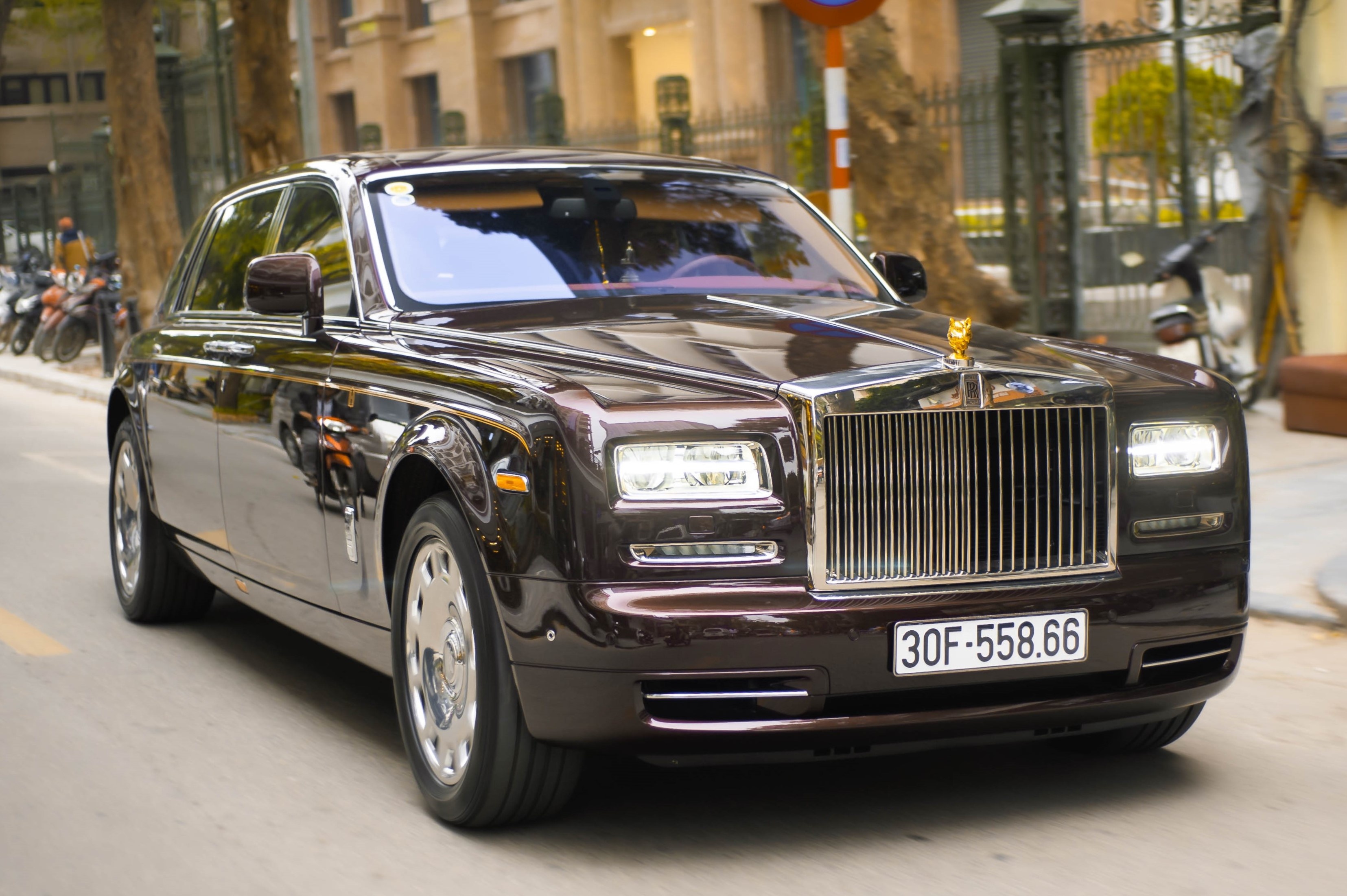 Chiec Rolls-Royce Phantom doc nhat gan bien so HN xuat hien tren pho hinh anh