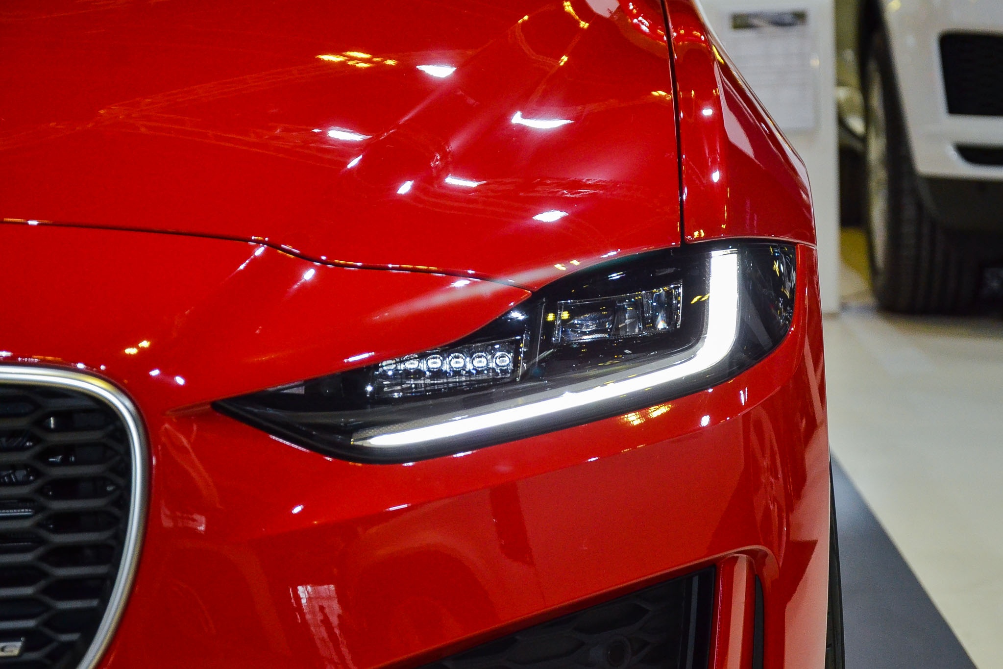 Jaguar XE ra mat Dong Nam A anh 4