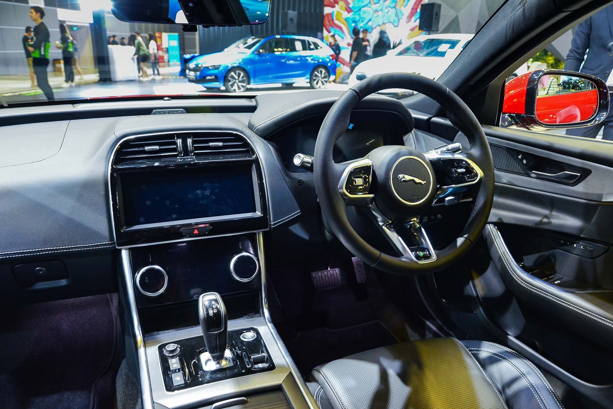 Jaguar XE ra mat Dong Nam A anh 7