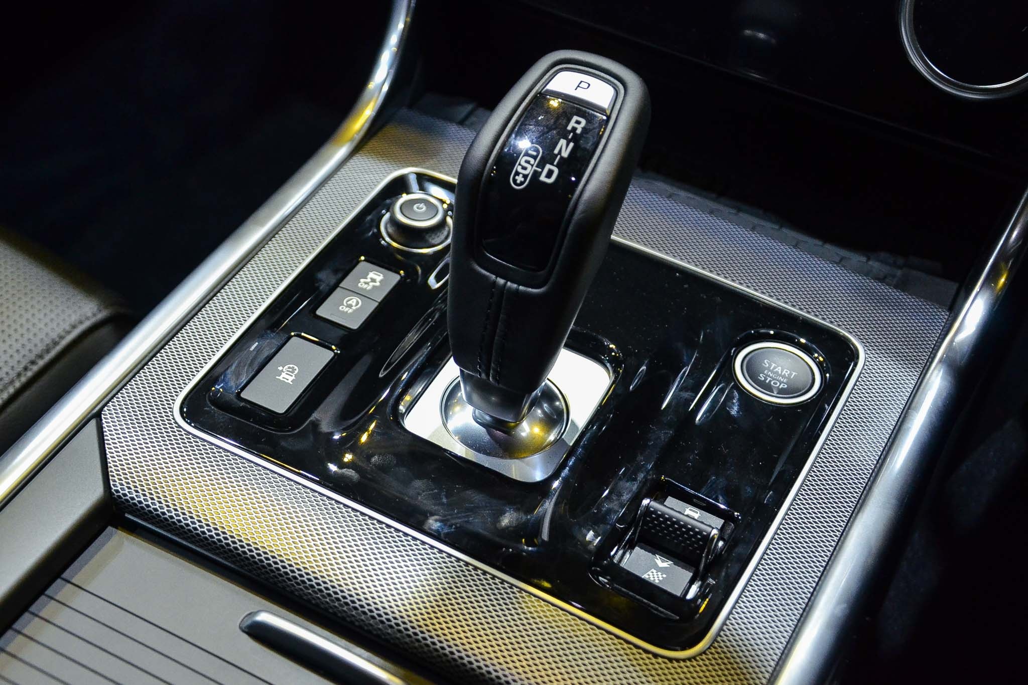 Jaguar XE ra mat Dong Nam A anh 8