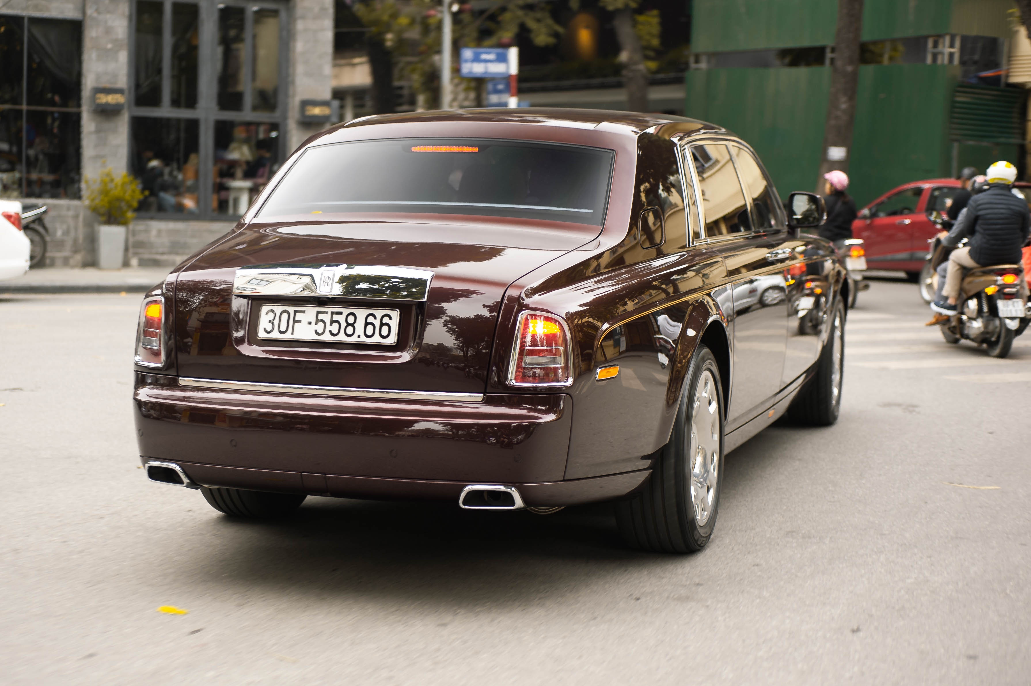 Rolls-Royce Phantom ban Hoa Binh Vinh Quang tai xuat anh 2