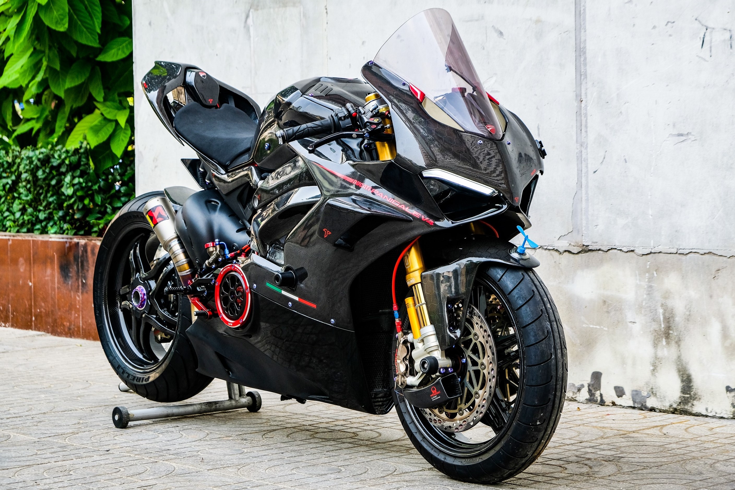 Ducati Panigale V4 voi goi do xe dua tien ty tai TP.HCM hinh anh