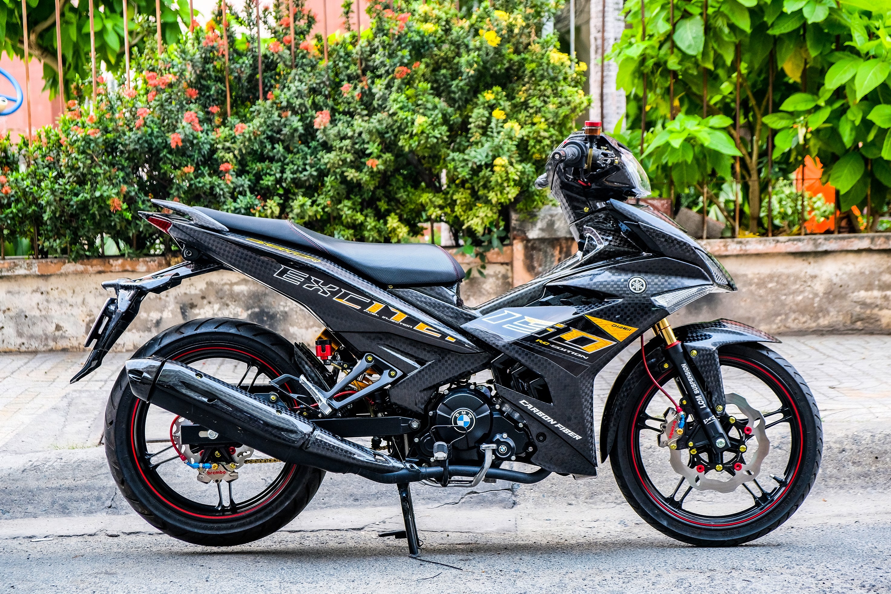 Yamaha Exciter 150 lot xac voi dan ao carbon hinh anh