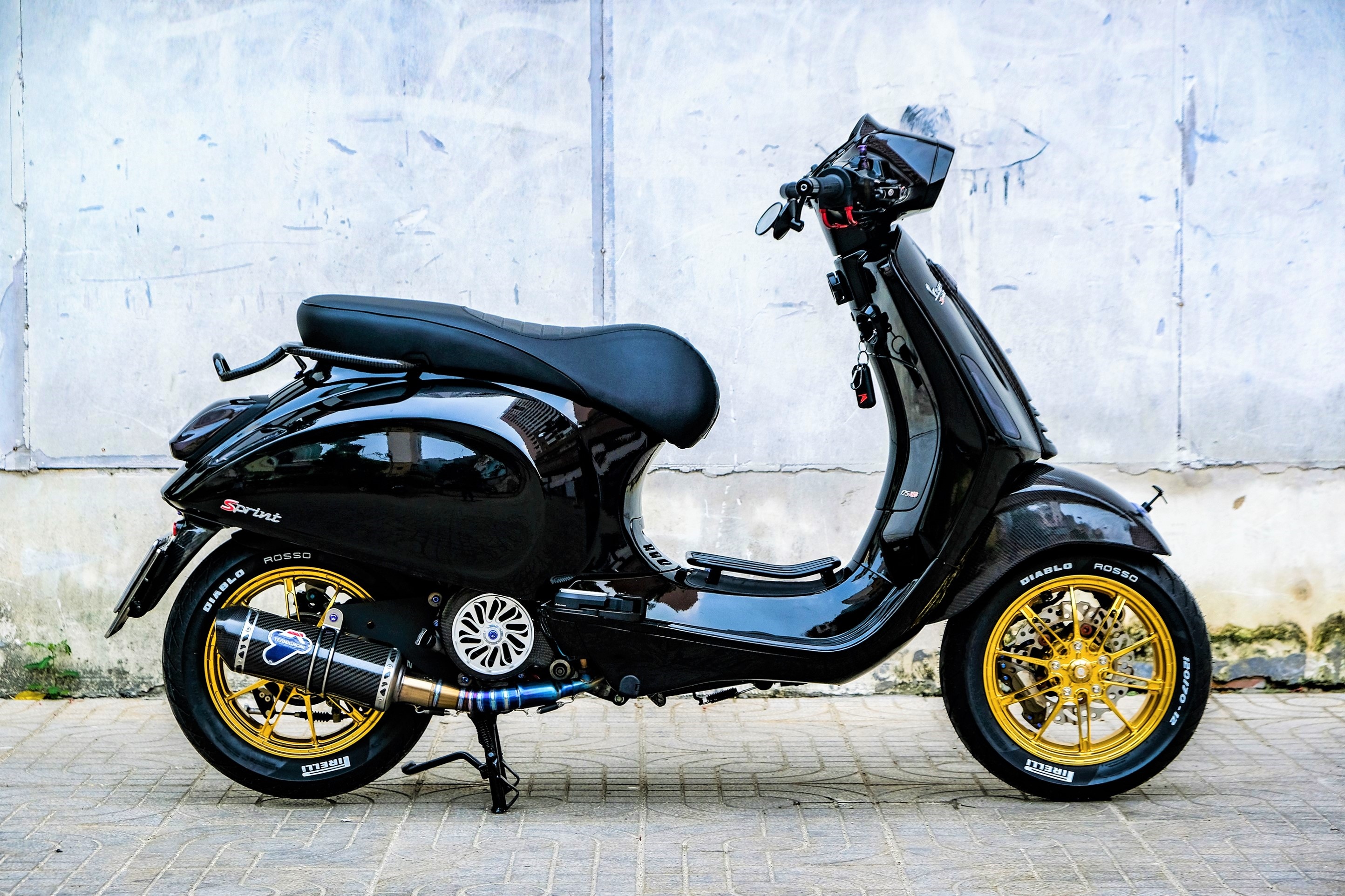 Vespa Sprint do 100 trieu voi bo mam cuc hiem cua biker TP.HCM hinh anh