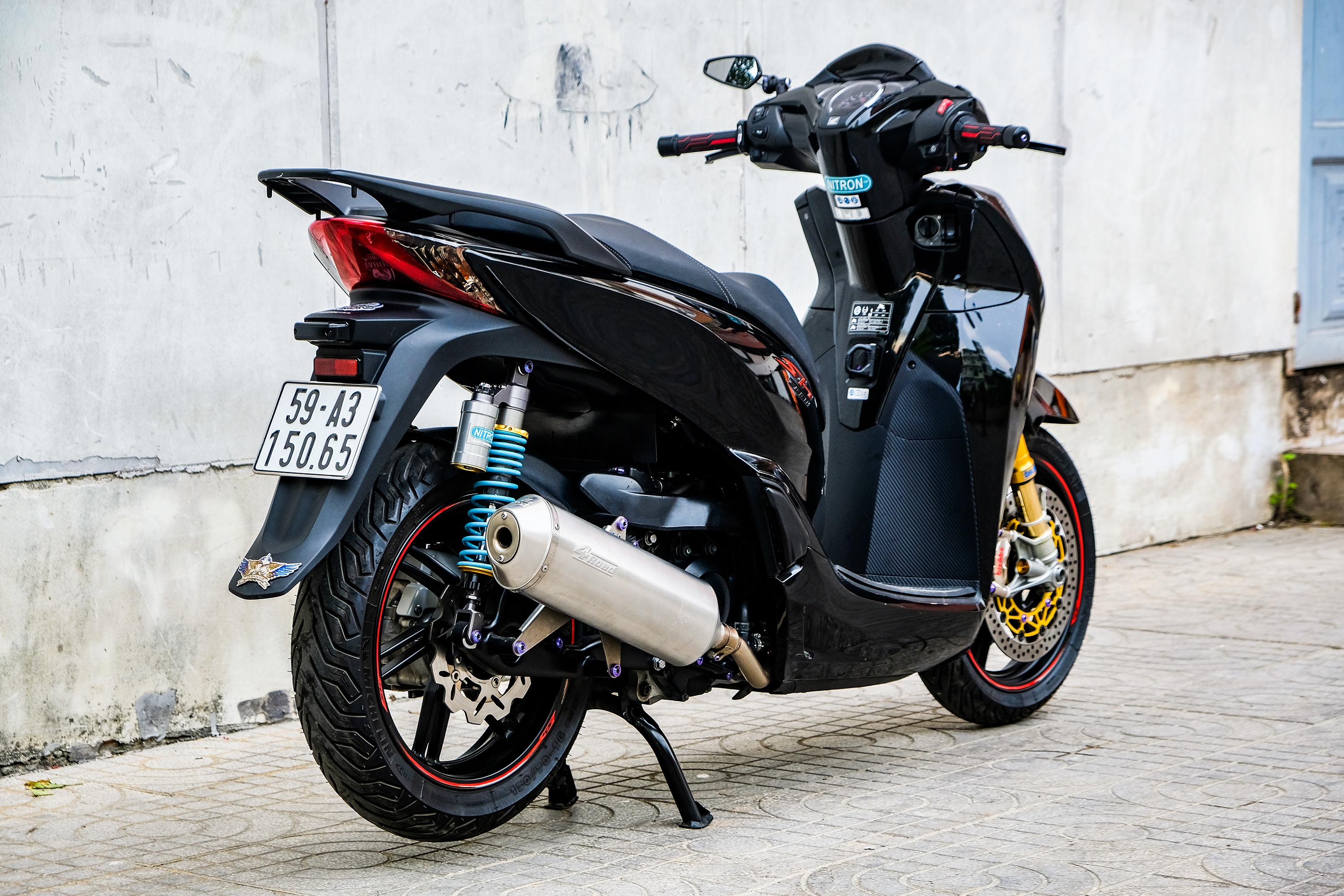 Honda SH 300i độ dàn chân phân khối lớn ảnh 11 Honda SH 300i do dan chan phan khoi lon anh 11