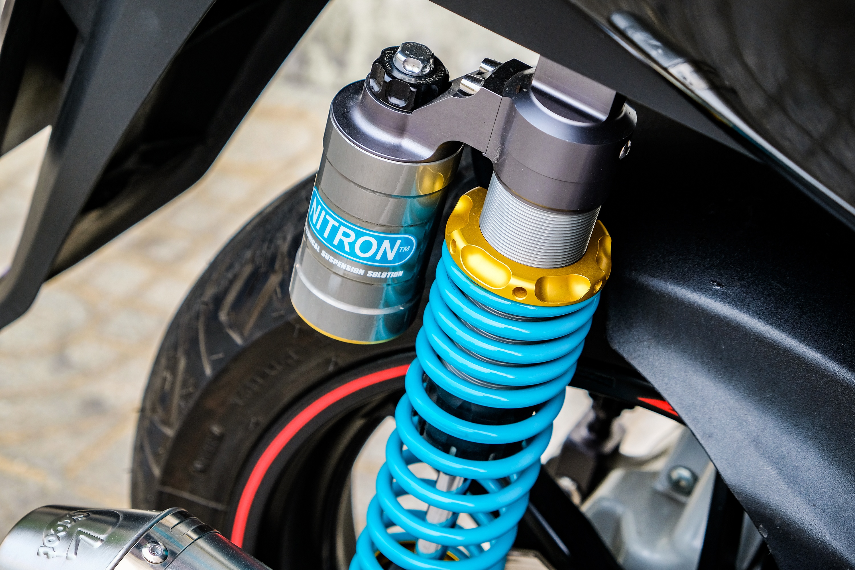 Honda SH 300i độ dàn chân phân khối lớn ảnh 8 Honda SH 300i do dan chan phan khoi lon anh 8