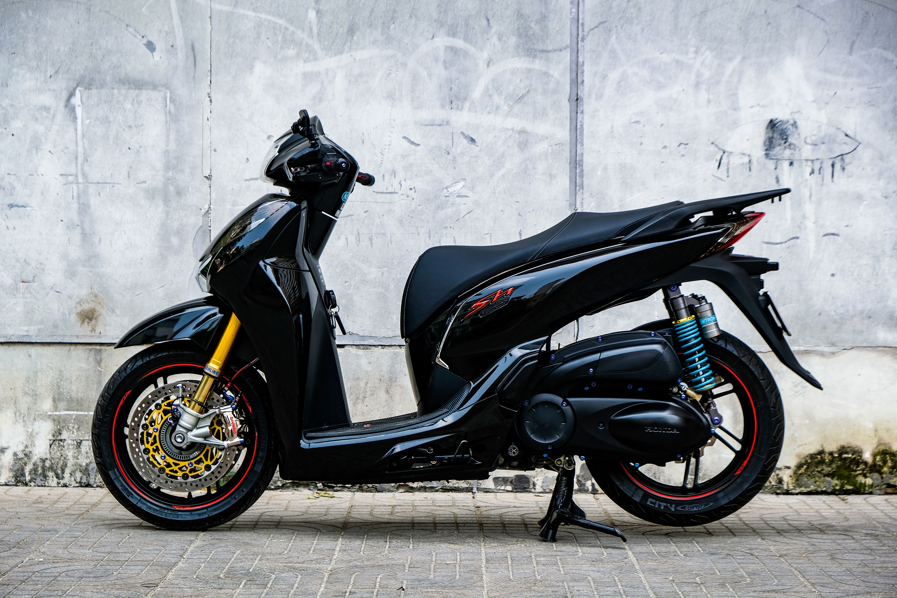 Honda SH 300i độ dàn chân phân khối lớn ảnh 2 Honda SH 300i do dan chan phan khoi lon anh 2