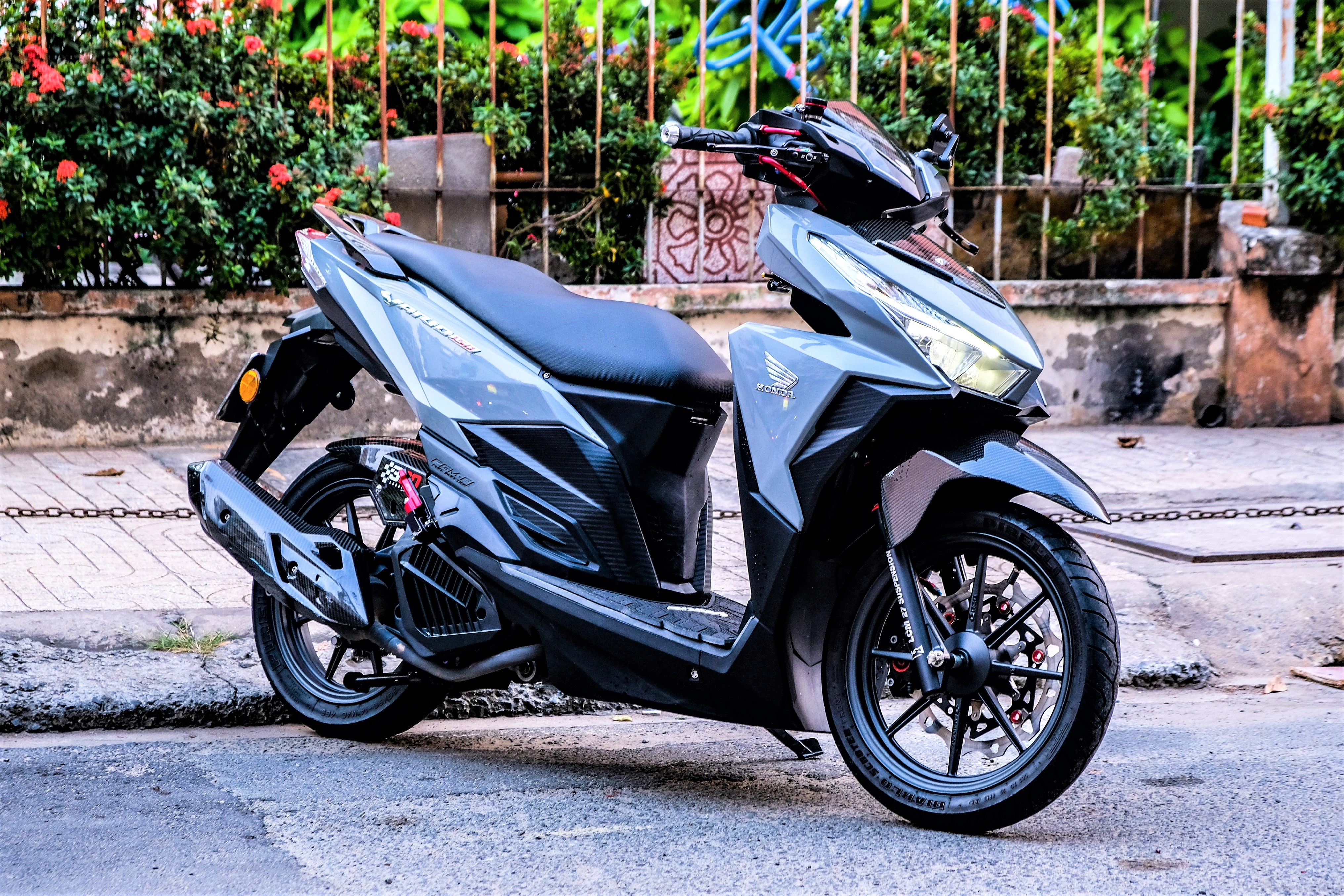 Biker o TP.HCM chi 100 trieu nang cap Honda Vario 150 hinh anh