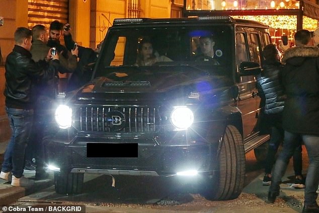 Ronaldo được bạn gái tặng siệu SUV ảnh 1 Ronaldo duoc ban gai tang sieu SUV anh 1