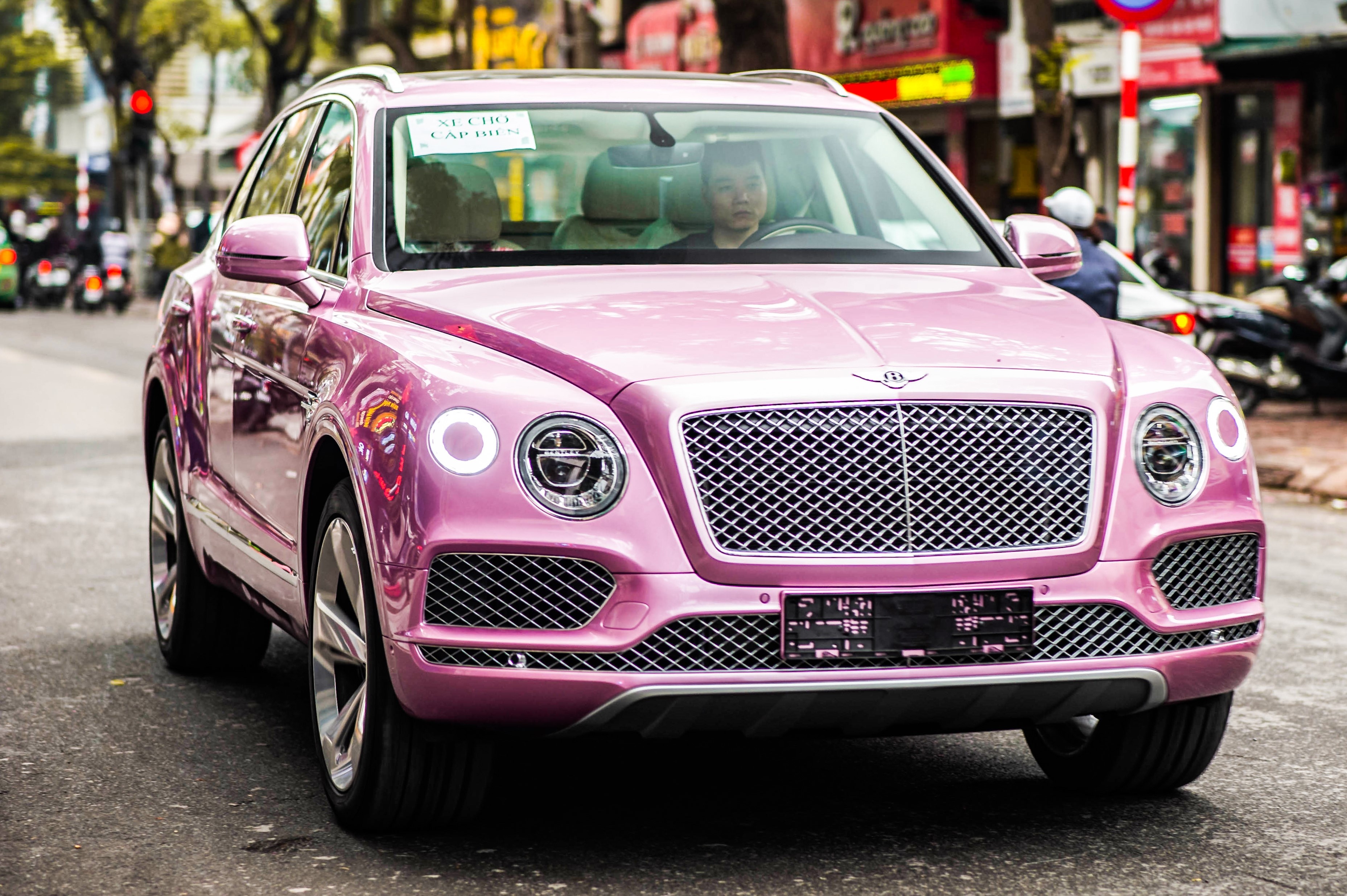 SUV sieu sang Bentley Bentayga mau hong dau tien tai Viet Nam hinh anh