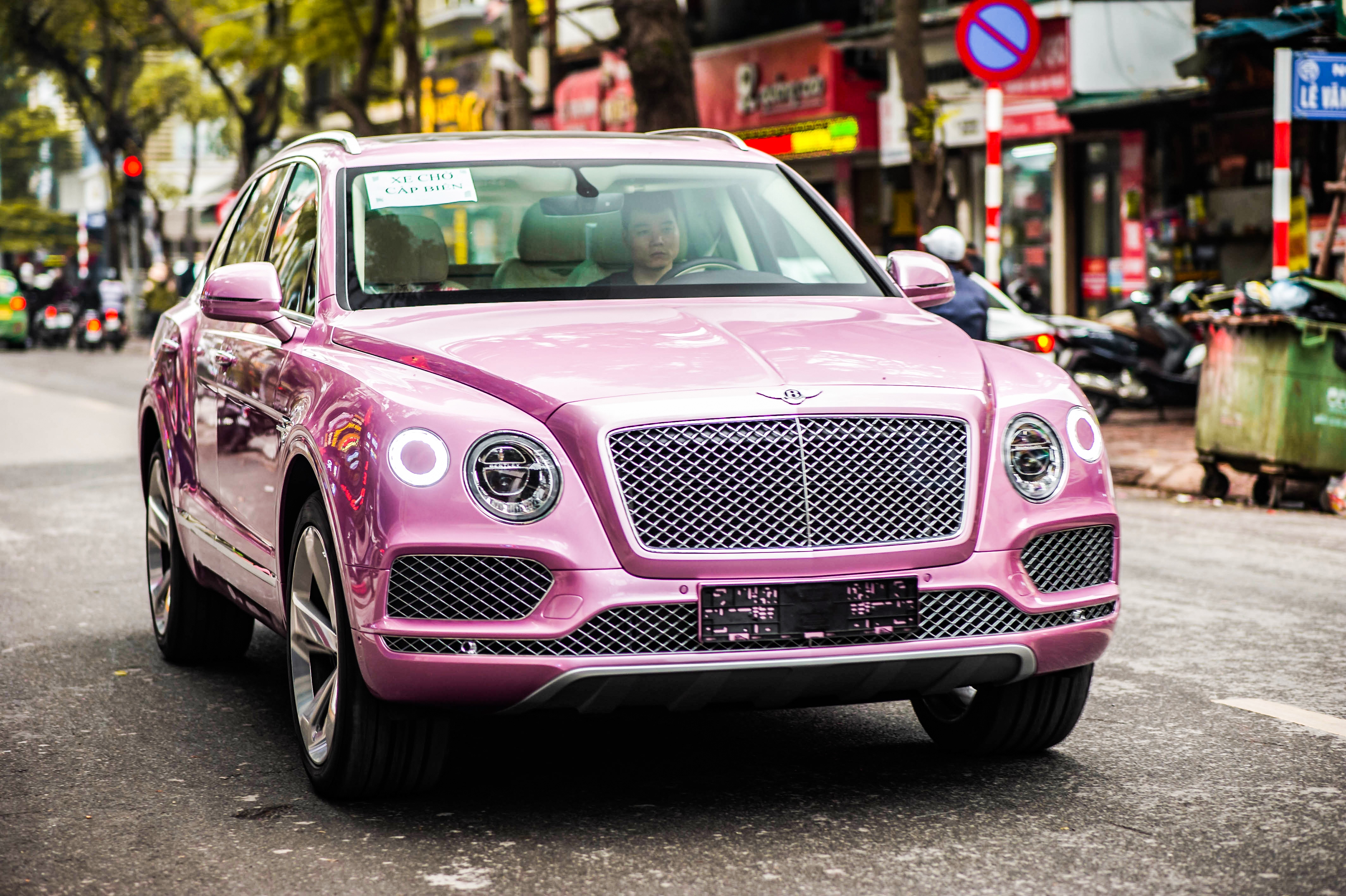 Bentley Bentayga mau hong anh 1